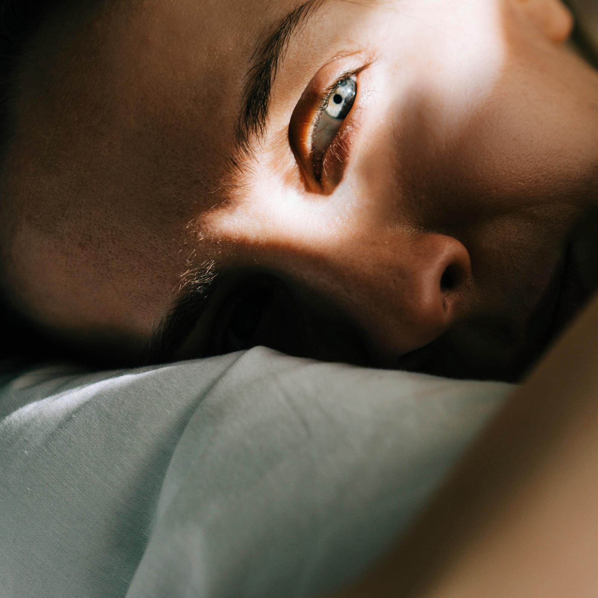 Melatoniini vaatii varovaisuutta tietyn lääkityksen kanssa – eikä auta unettomuuteen ainakaan kahdessa tilanteessa