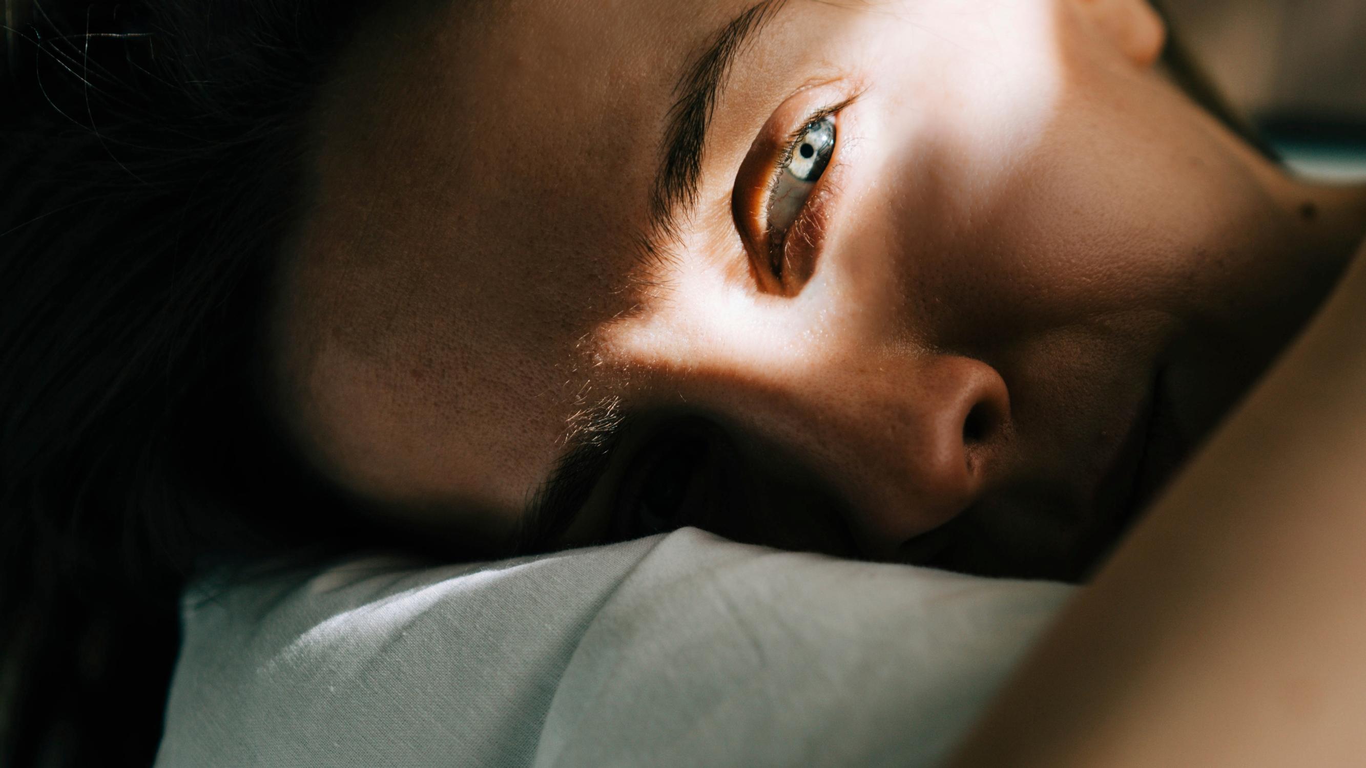 Melatoniini vaatii varovaisuutta tietyn lääkityksen kanssa – eikä auta unettomuuteen ainakaan kahdessa tilanteessa