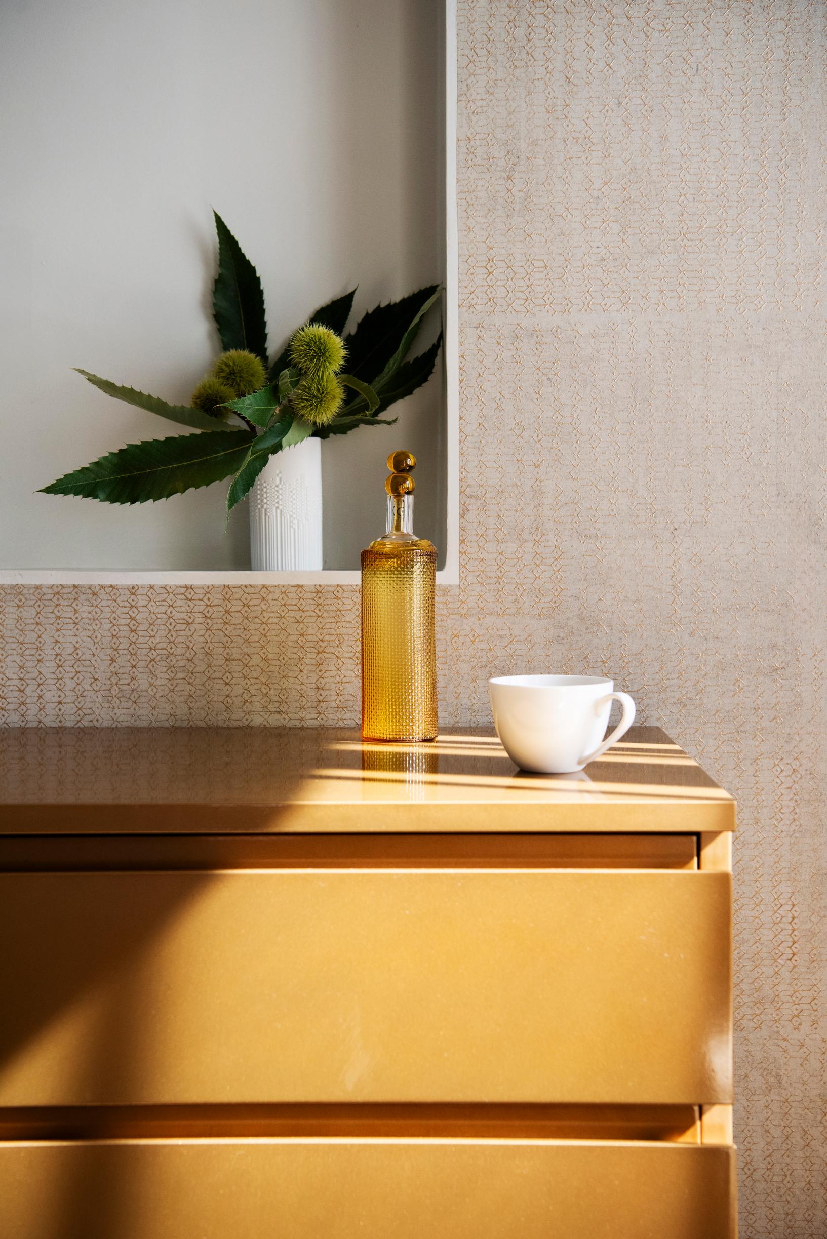 Ranskalaisen Élitis-tapetin pinta näyttää kuluneelta, ja Mikko luuli sitä ensin vialliseksi. Markku Salon Tuhat ja yksi yötä -lasipullo sopii makuuhuoneen väreihin. 