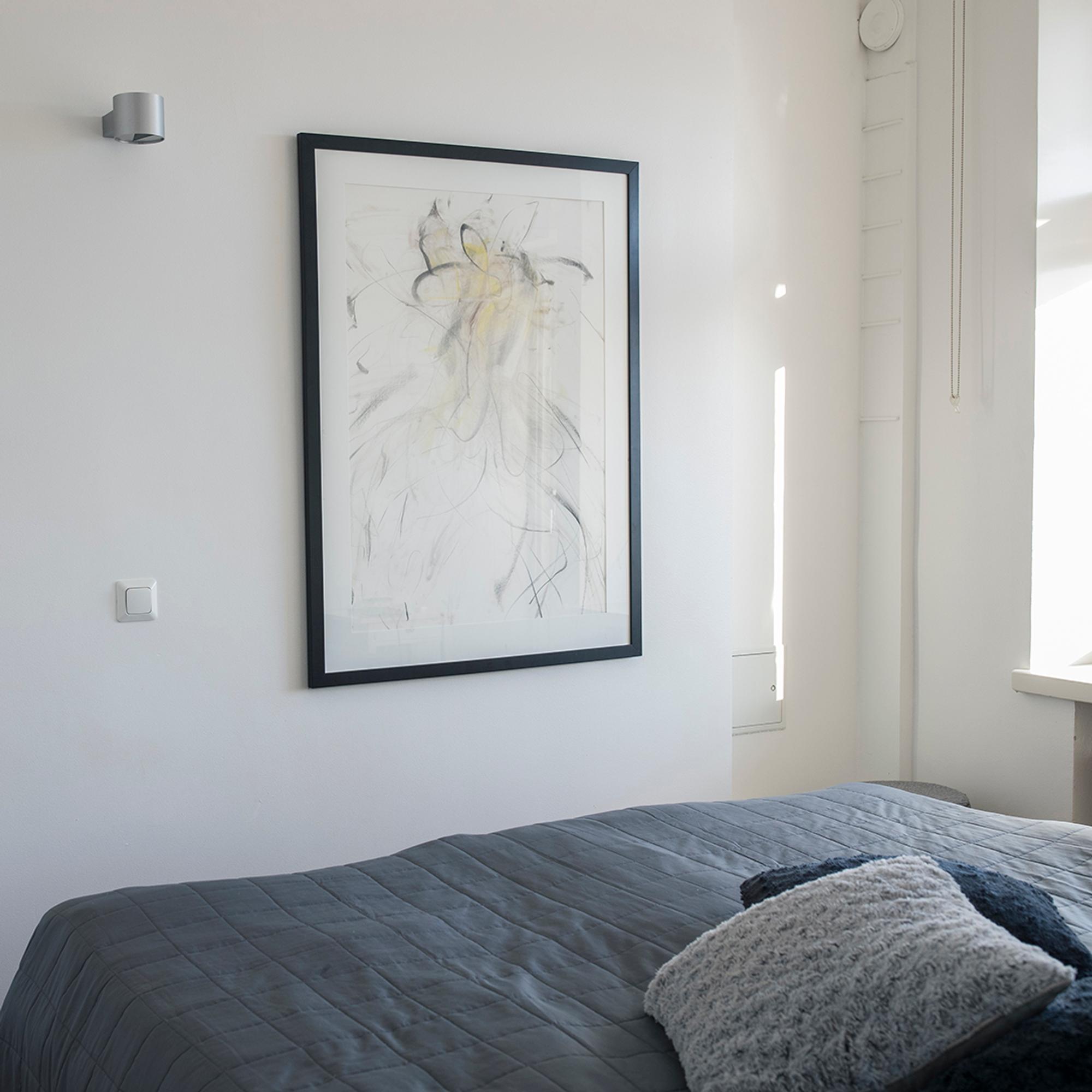 Makuuhuoneen tunnelma on harmonisen pelkistetty. Seinällä on newyorkilaisen taiteilijan näkemys Minnasta. Hän pyysi tanssijaa ateljeehensa improvisoimaan ja maalasi tämän liikettä.