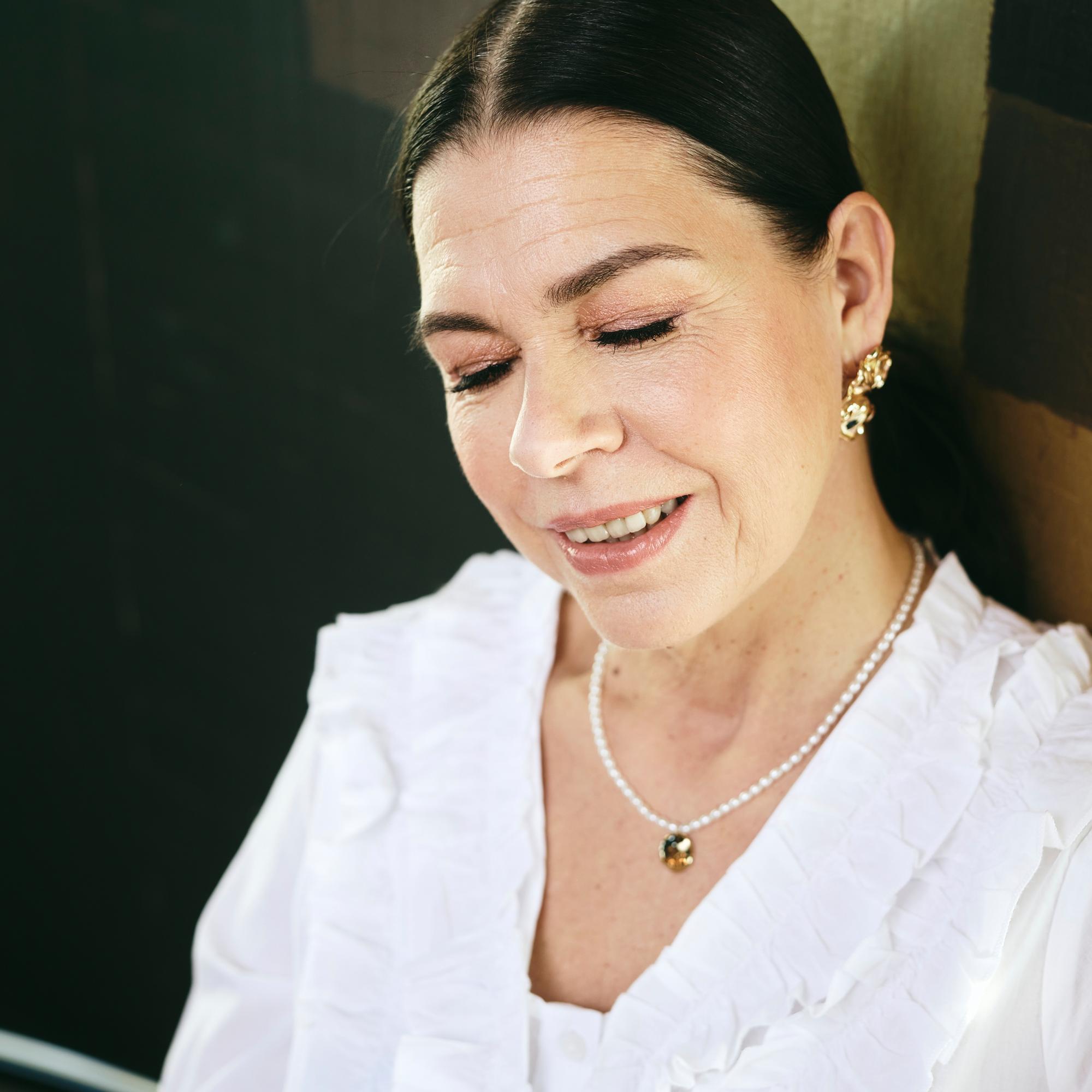 Tarja, 60, sai keväisen pastellimeikin muuttumisleikissä – meikkaaja kertoo, miten tehdään meikki yhdellä sävyllä