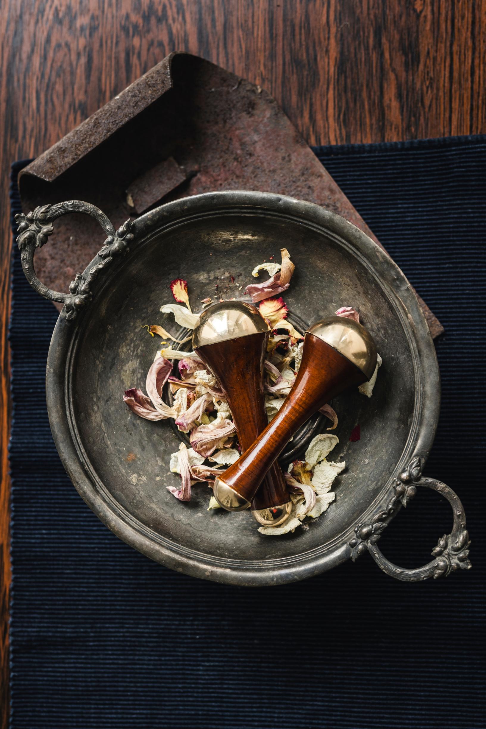 Ihoa hierotaan esimerkiksi kansa wandilla, joka on ikivanha ayurvedinen työkalu.