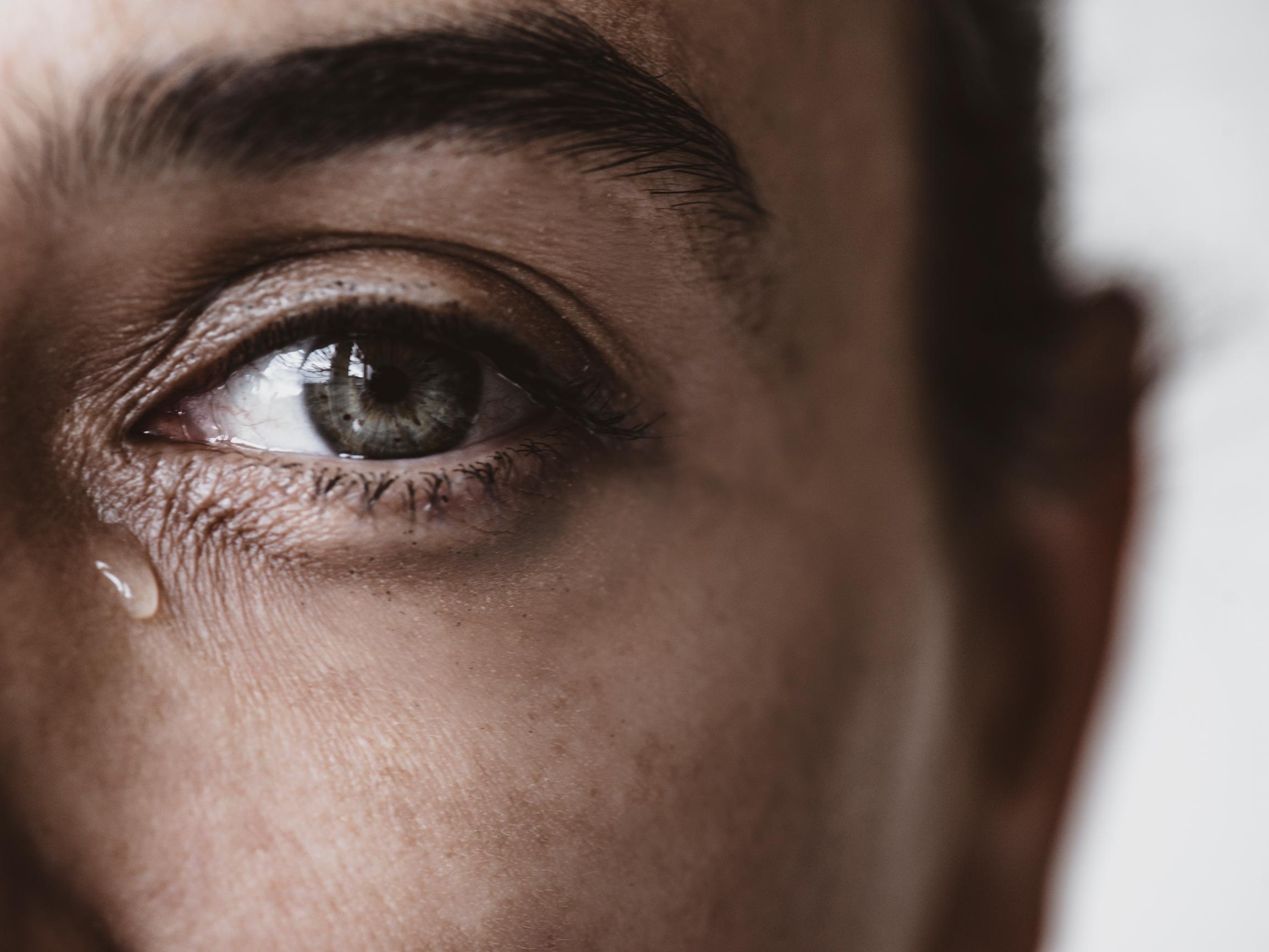 Näin suru vaikuttaa kehoon – psykologi kertoo, mistä tunnistaa pitkittyneen suruhäiriön