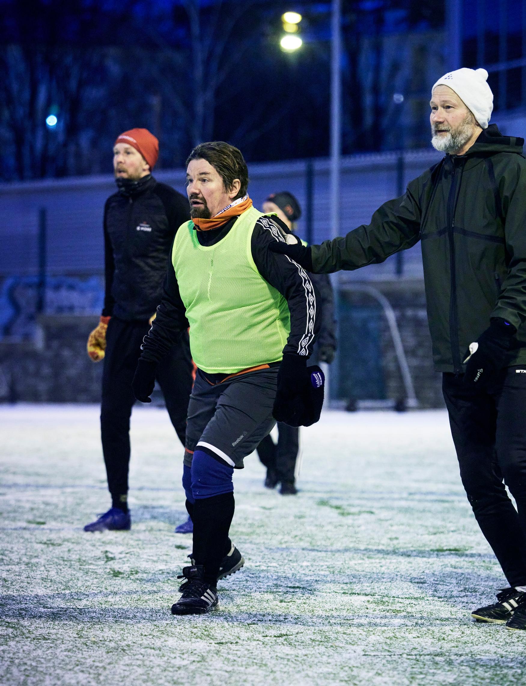 Kari Kanala pelaa jalkapalloa.