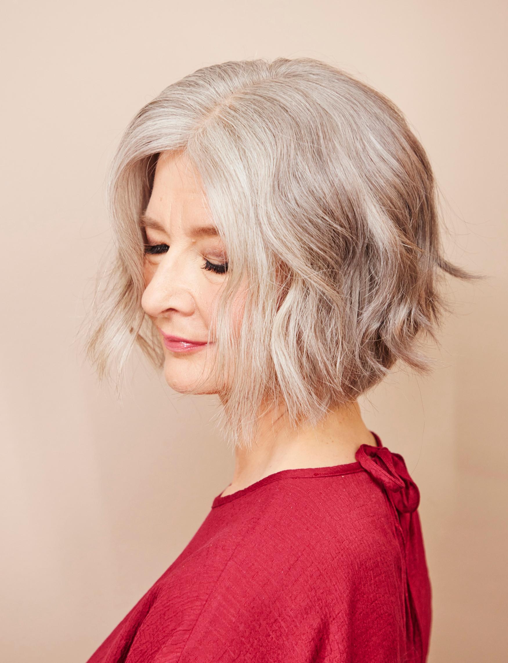 Loivat kiharat syntyvät muotoiluraudalla tai kiharapuikolla. Suihkuta tai levitä hiuksiin lämpösuojan antavaa muotoilutuotetta ja kiharra tukka osioittain. Kiharat saavat olla aluksi tiukat. Suihkuta niihin hiuskiinnettä ja anna jäähtyä. Harjaa tai haro ne sormin auki rennoiksi laineiksi. Myös pelkkä jakauksen vaihto muuttaa hiustyyliä yllättävän paljon.