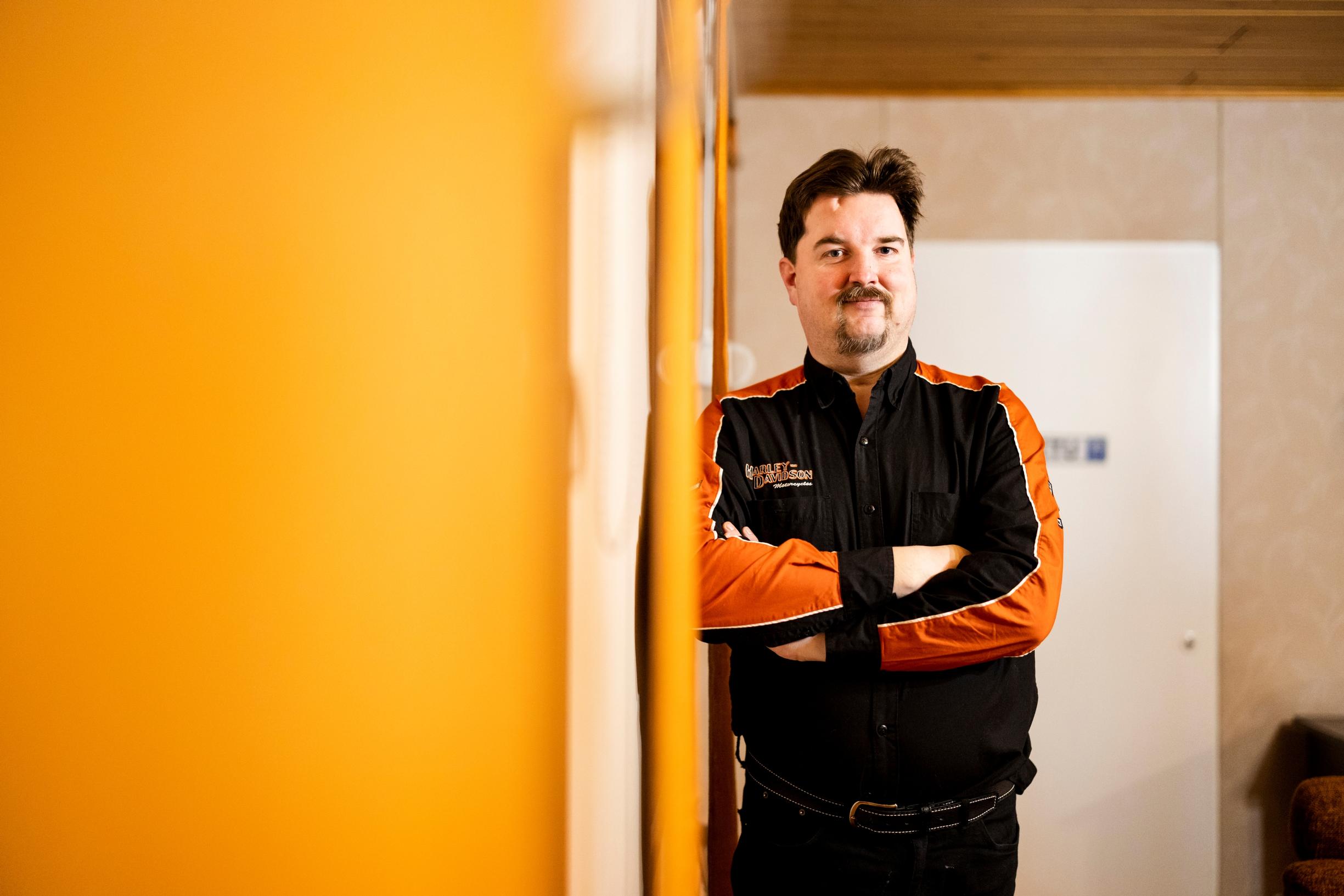 Veli-Matti Mannisen aivoinfarktia ei heti tunnistettu sairaalassa, vaan oireet pantiin lapsuudessa hänen sairastamansa epilepsian piikkiin. ”Pyysin tutkimaan paremmin, mutta lääkäri neuvoi olemaan hiljaa. Minua ei kuunneltu ollenkaan.” 