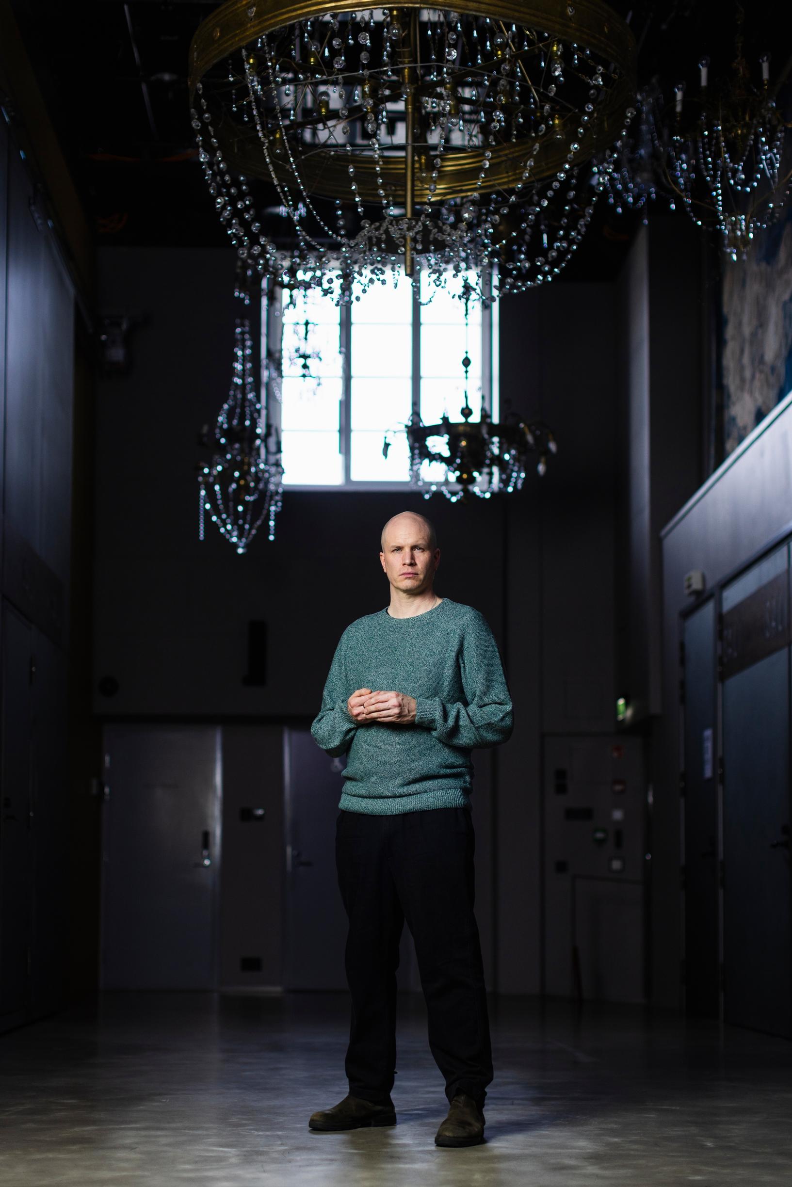 Akse Petterssonin uusin ohjaus Oppitunteja eläville sai ensi-iltansa Kansallisteatterissa helmikuussa. ”Usein huomaan, että iso osa esityksestä on sellaista, jota en varsinaisesti valitse. Elämä valuu sisään teoksiin.”