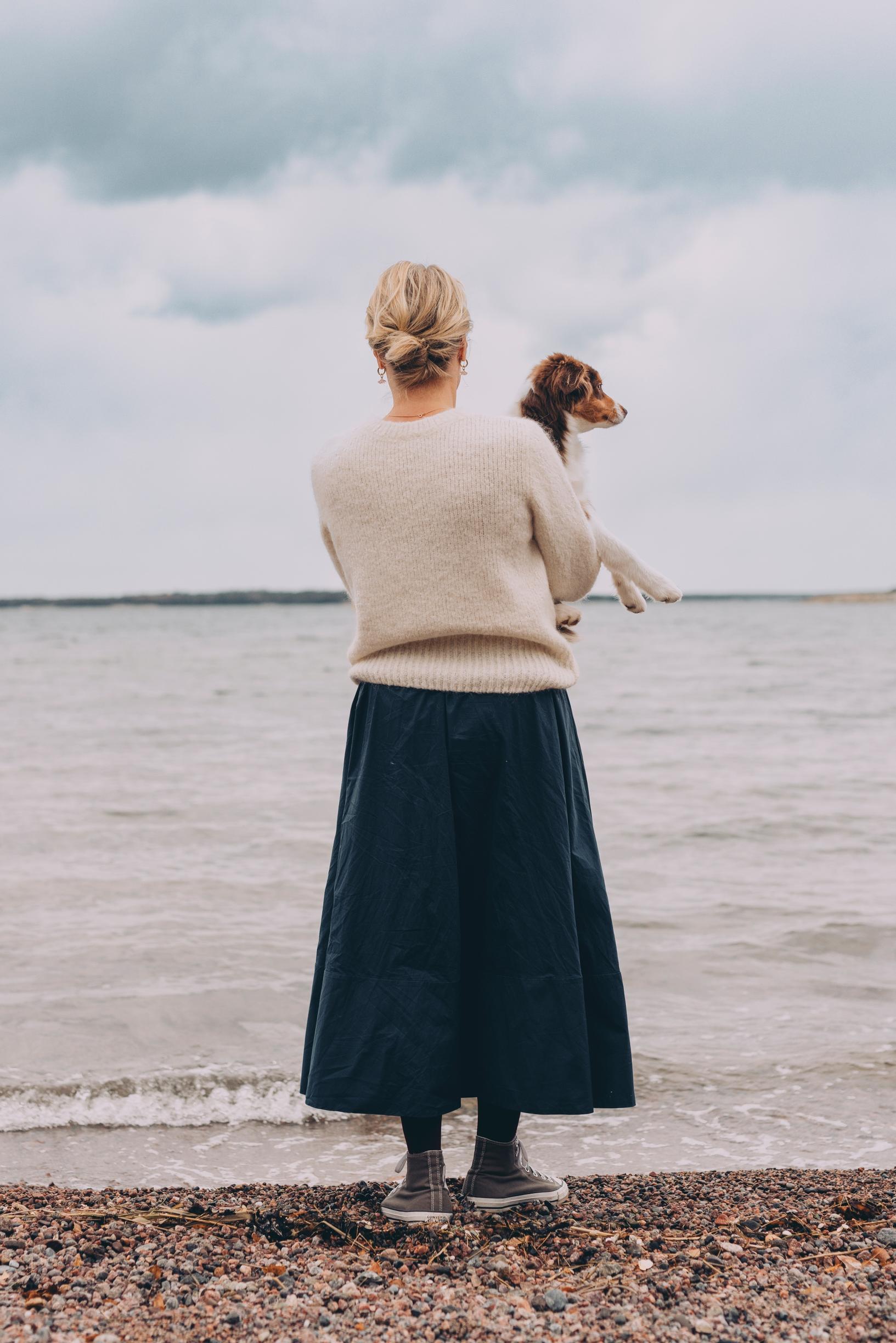 Maaretin ja Nasun lempipuuhaa on seurailla lintujen elämää omassa rannassa.