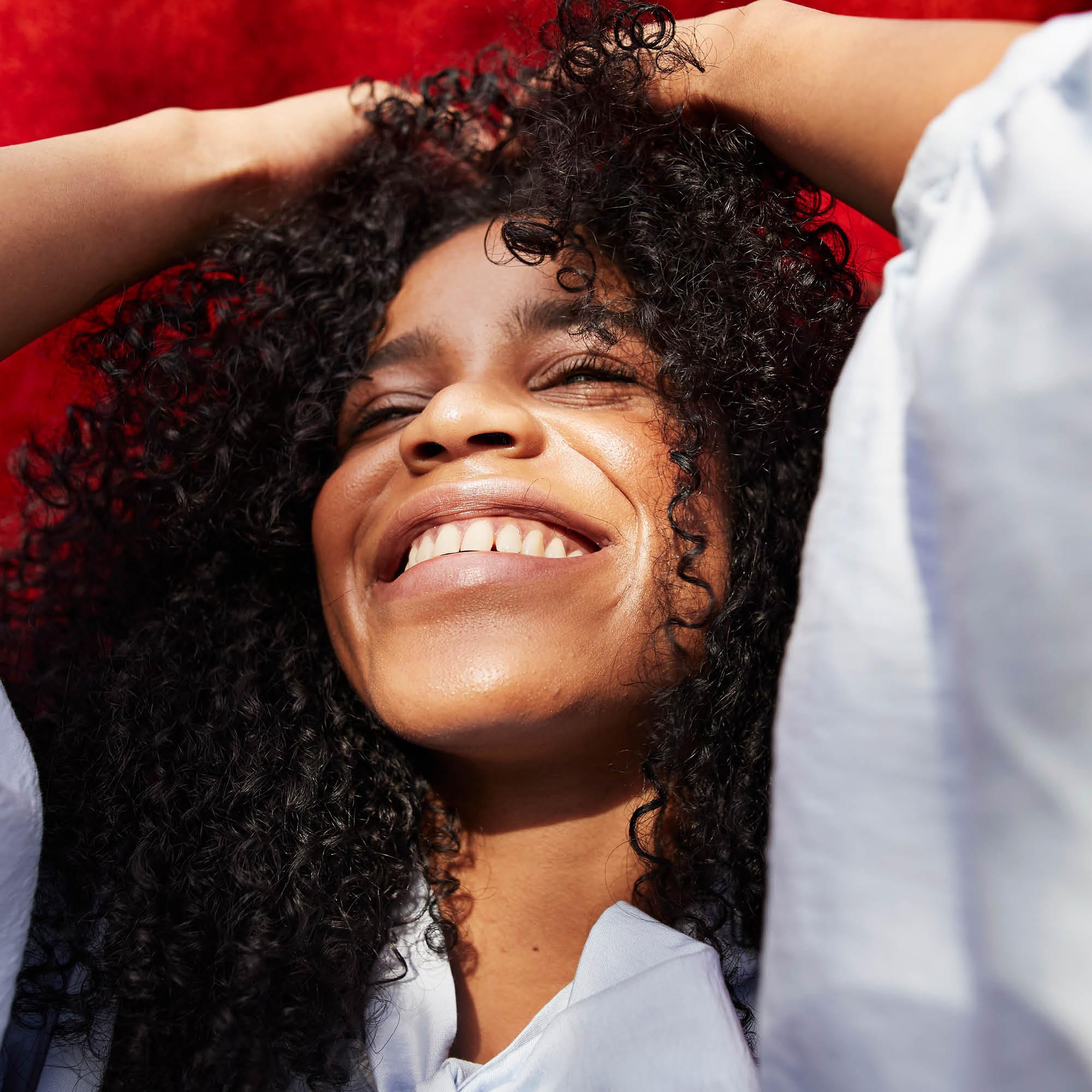 5 parasta tuotetta luonnonkiharalle tukalle – tämä yleinen tapa on kiharoiden pahin vihollinen