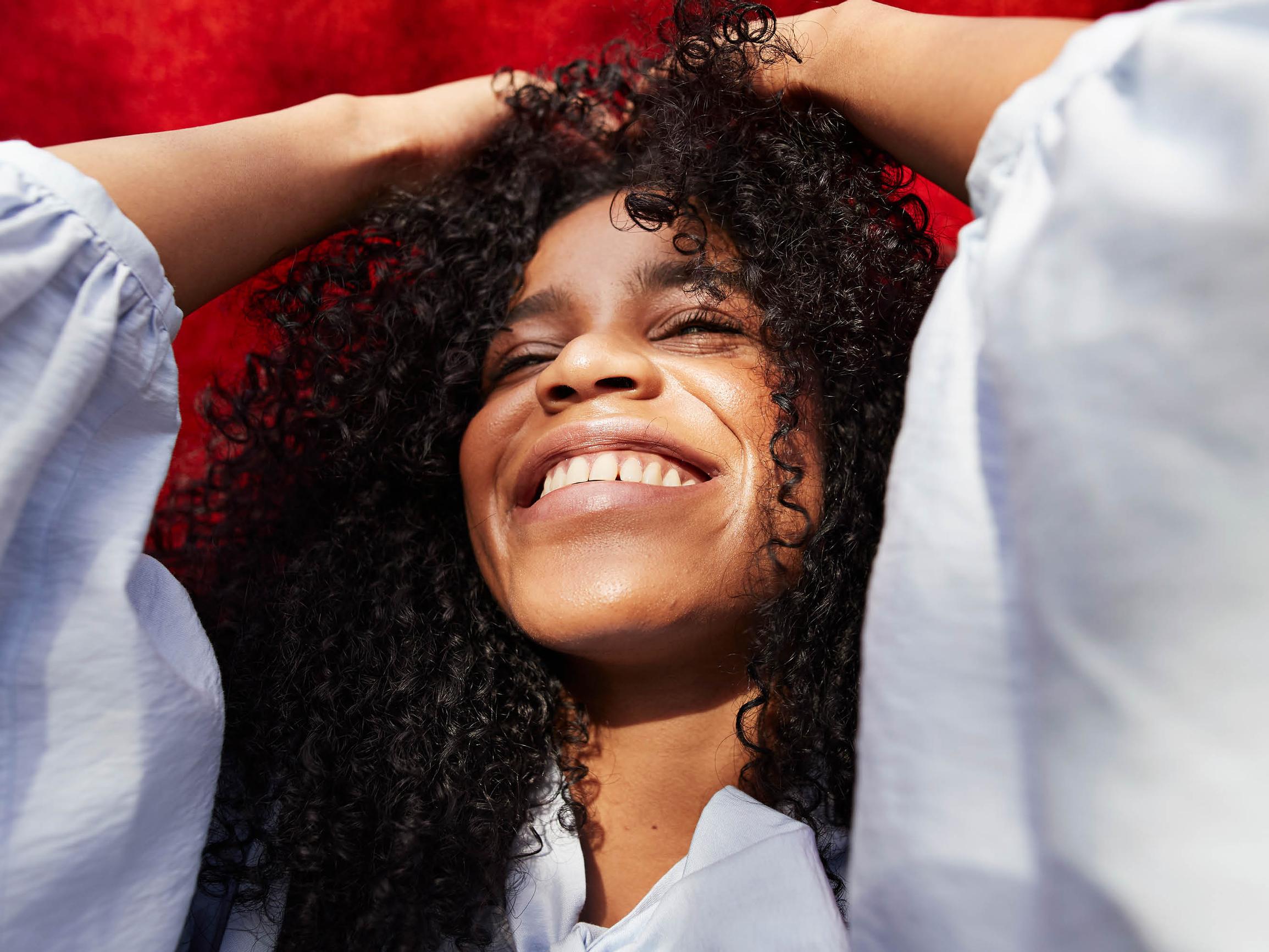 5 parasta tuotetta luonnonkiharalle tukalle – tämä yleinen tapa on kiharoiden pahin vihollinen