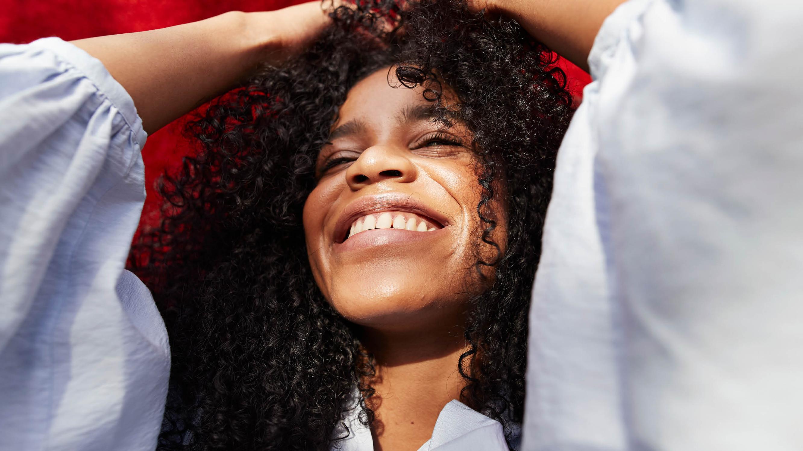 5 parasta tuotetta luonnonkiharalle tukalle – tämä yleinen tapa on kiharoiden pahin vihollinen