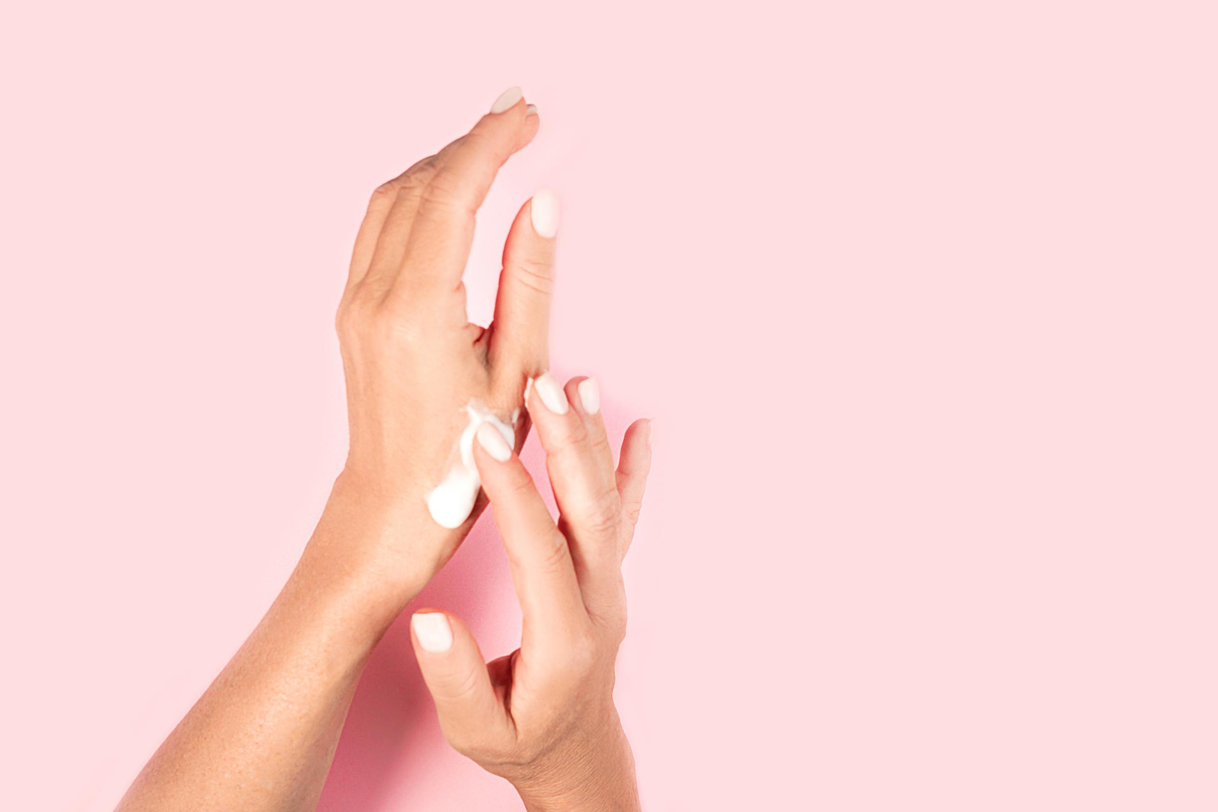 ”Halpa ja hyvä” – 800 suomalaista kertoi, mitä käsivoidetta käyttää, ja löytyi 5 kestosuosikkia