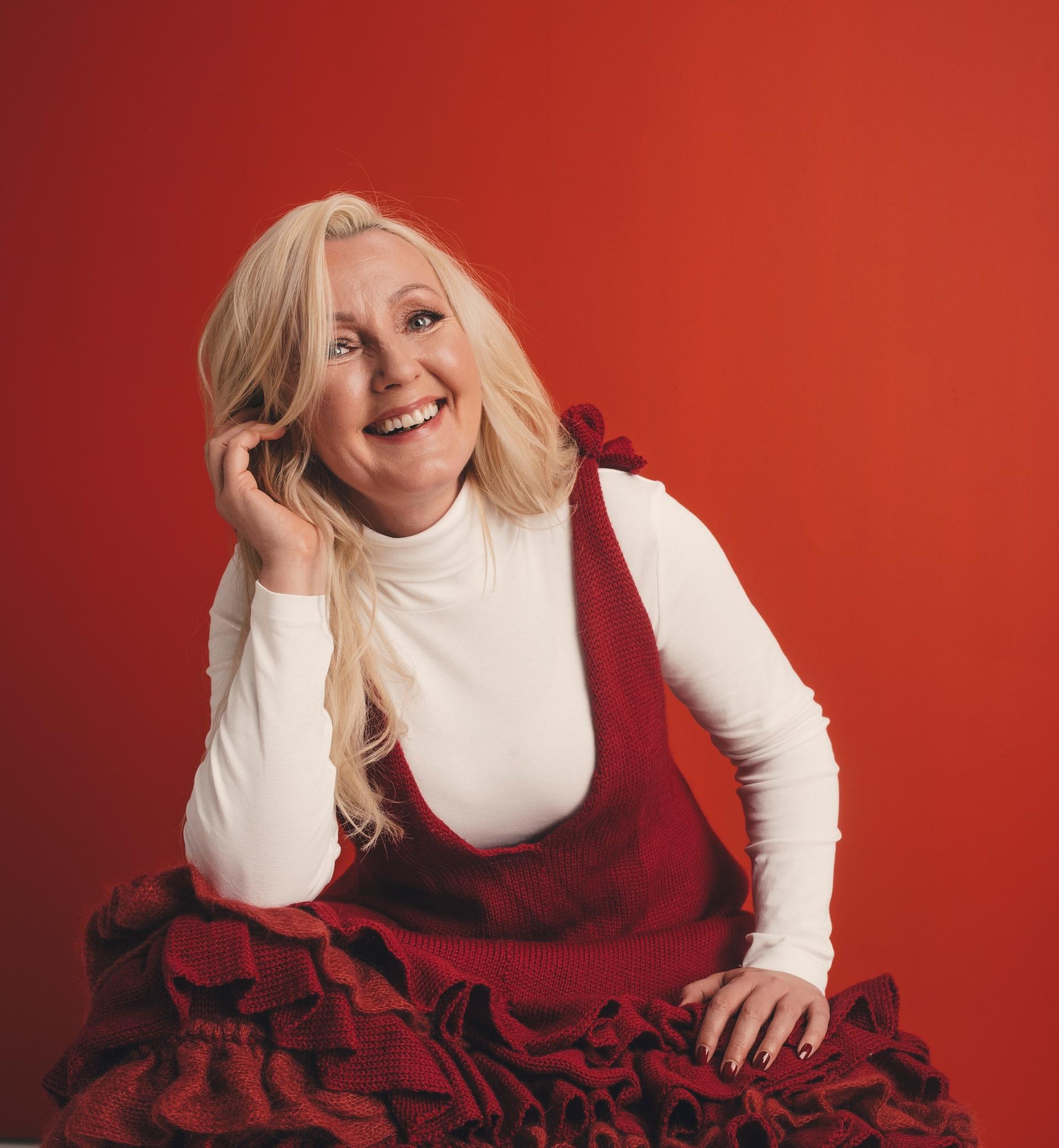 Mari Perankoski on kokenut reilussa vuodessa äidin kuoleman, työttömyyden ja somekohun: ”Kun kaikki kosahtaa, ihminen joko katkeroituu tai alkaa suhtautua itseensä huumorilla"