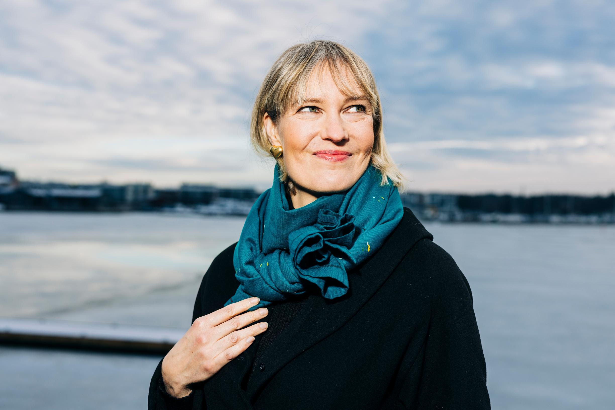 Riikka Suomisen hyvinvoinnin kulmakiviä ovat ystävät, inspiroiva työ ja omat unelmat. "Kun tekee itselleen ja omille ihmissuhteilleen sopivia valintoja, voimat eivät kulu pingottamiseen."