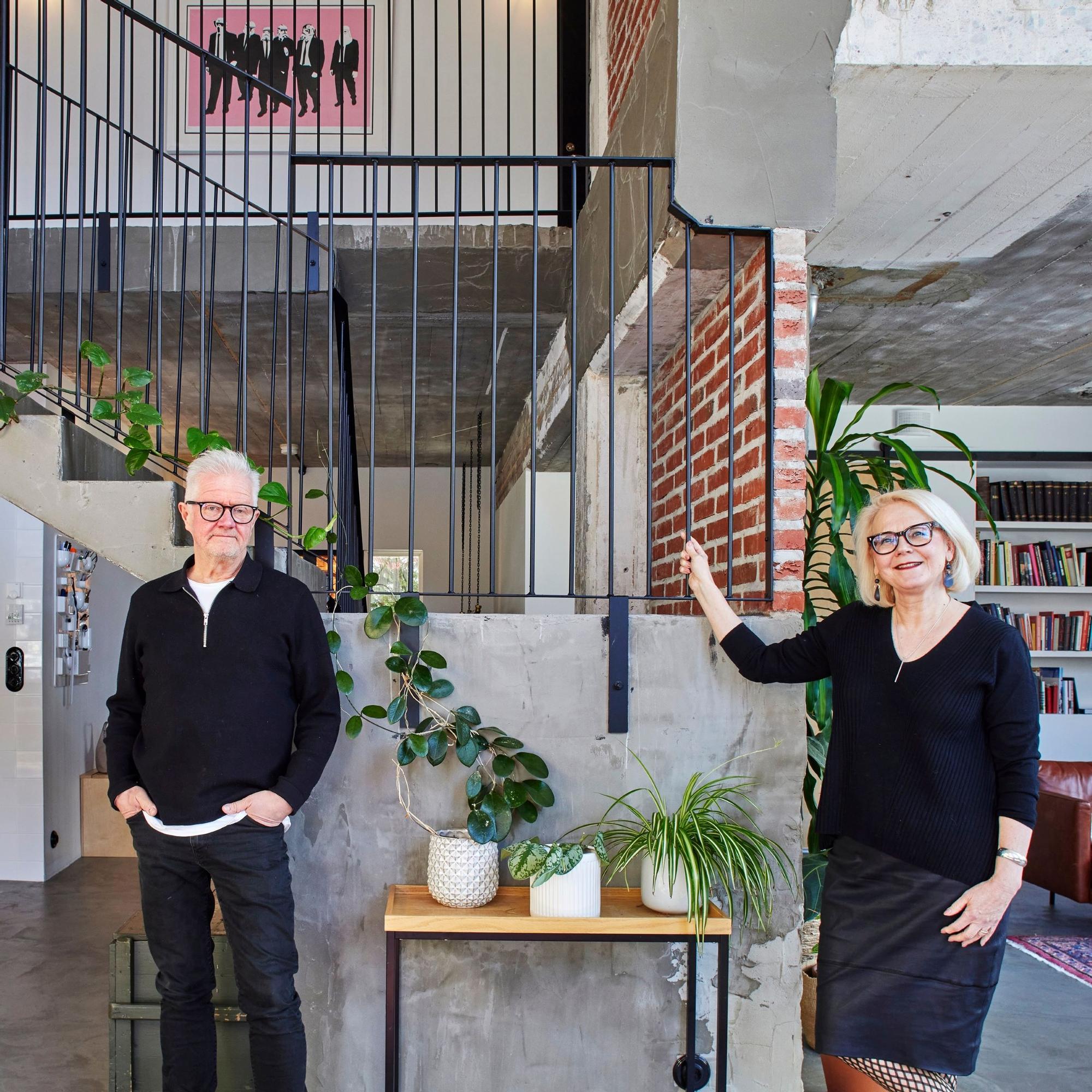 Muusikko Pekka Ruuska ja Helena-puoliso löysivät upean 300-neliöisen vapaa-ajankodin entisestä suksitehtaasta: ”Tämä on kuin pala Berliiniä maalaiskylässä”