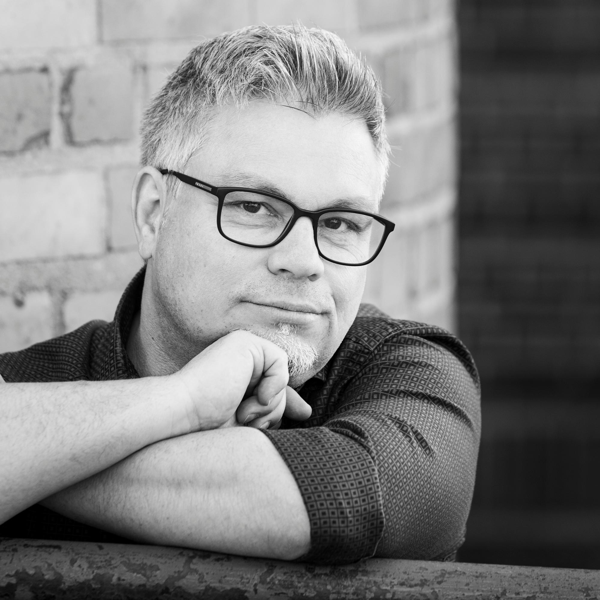 Tommi Kinnunen osaa kirjoittaa menestysromaaneja ja remontoida vanhoja taloja – mutta häneltä puuttuu yksinkertainen taito, jonka useimmat osaavat luonnostaan