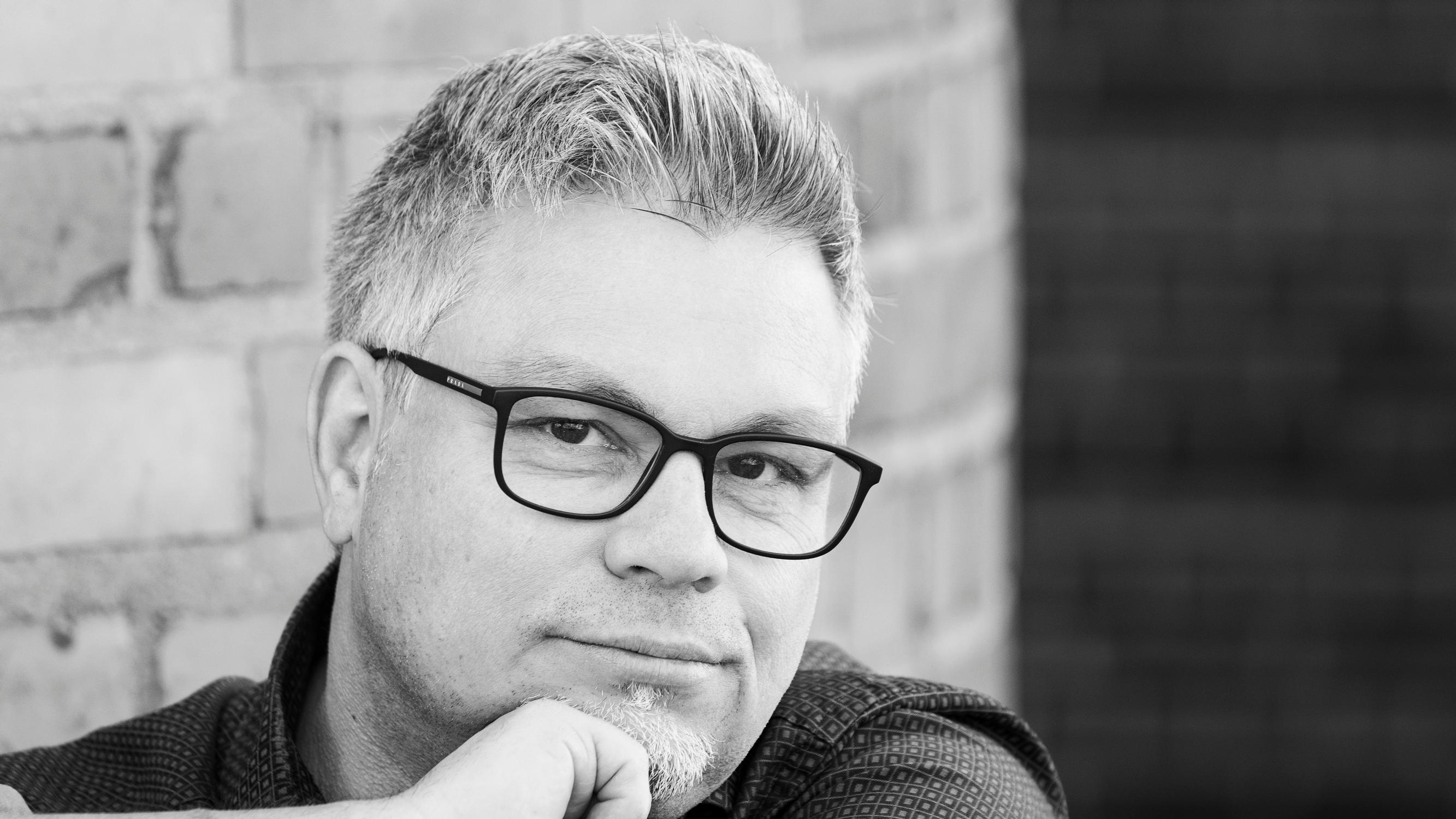 Tommi Kinnunen osaa kirjoittaa menestysromaaneja ja remontoida vanhoja taloja – mutta häneltä puuttuu yksinkertainen taito, jonka useimmat osaavat luonnostaan