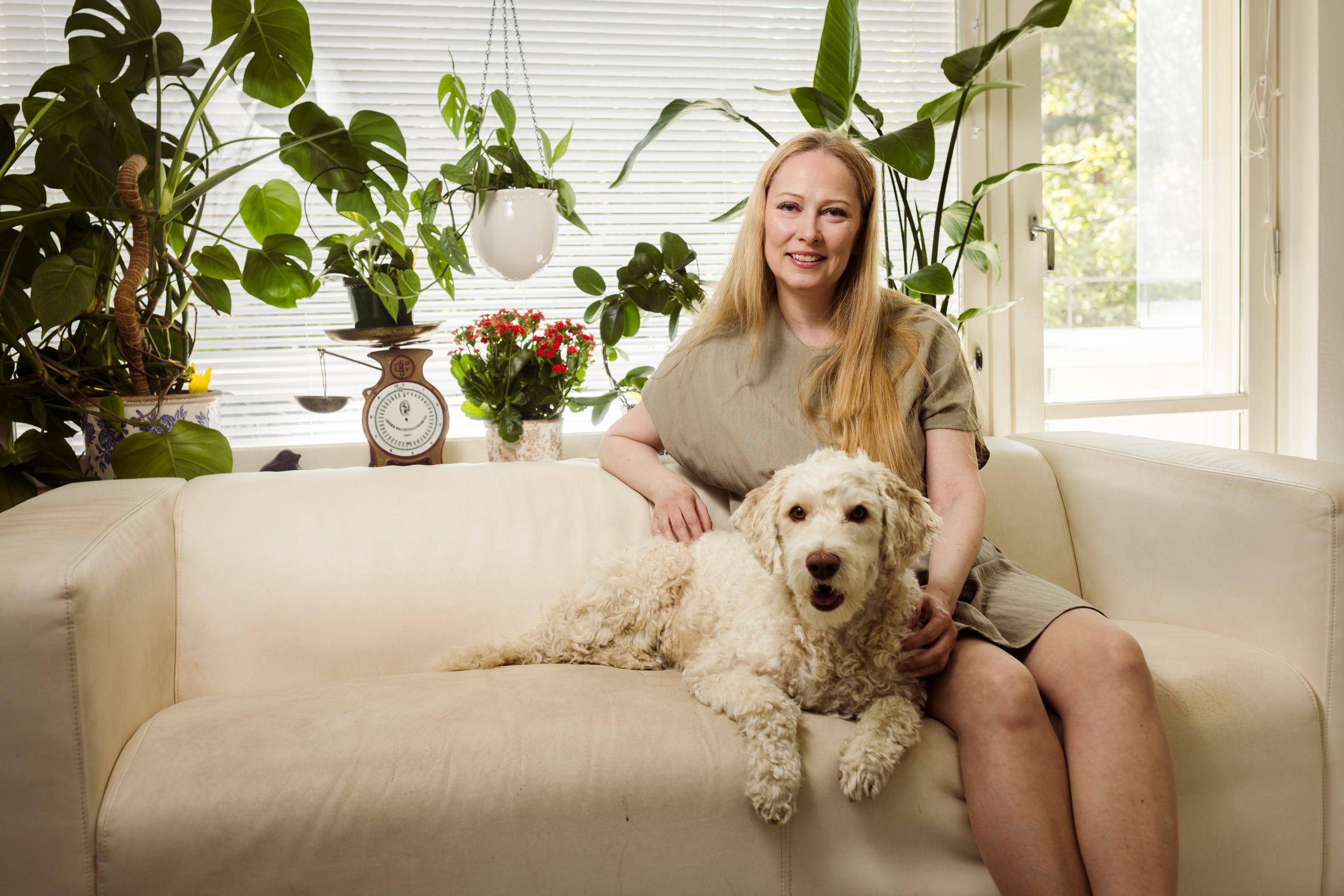 Terhi Koulumiehen aamut alkavat aina australianlabradoodle Jodan kanssa. ”Joda on mainio persoona ja tuonut iloa ja naurua jokaiseen päivään”, hän kuvailee yli nelivuotiasta koiraansa.