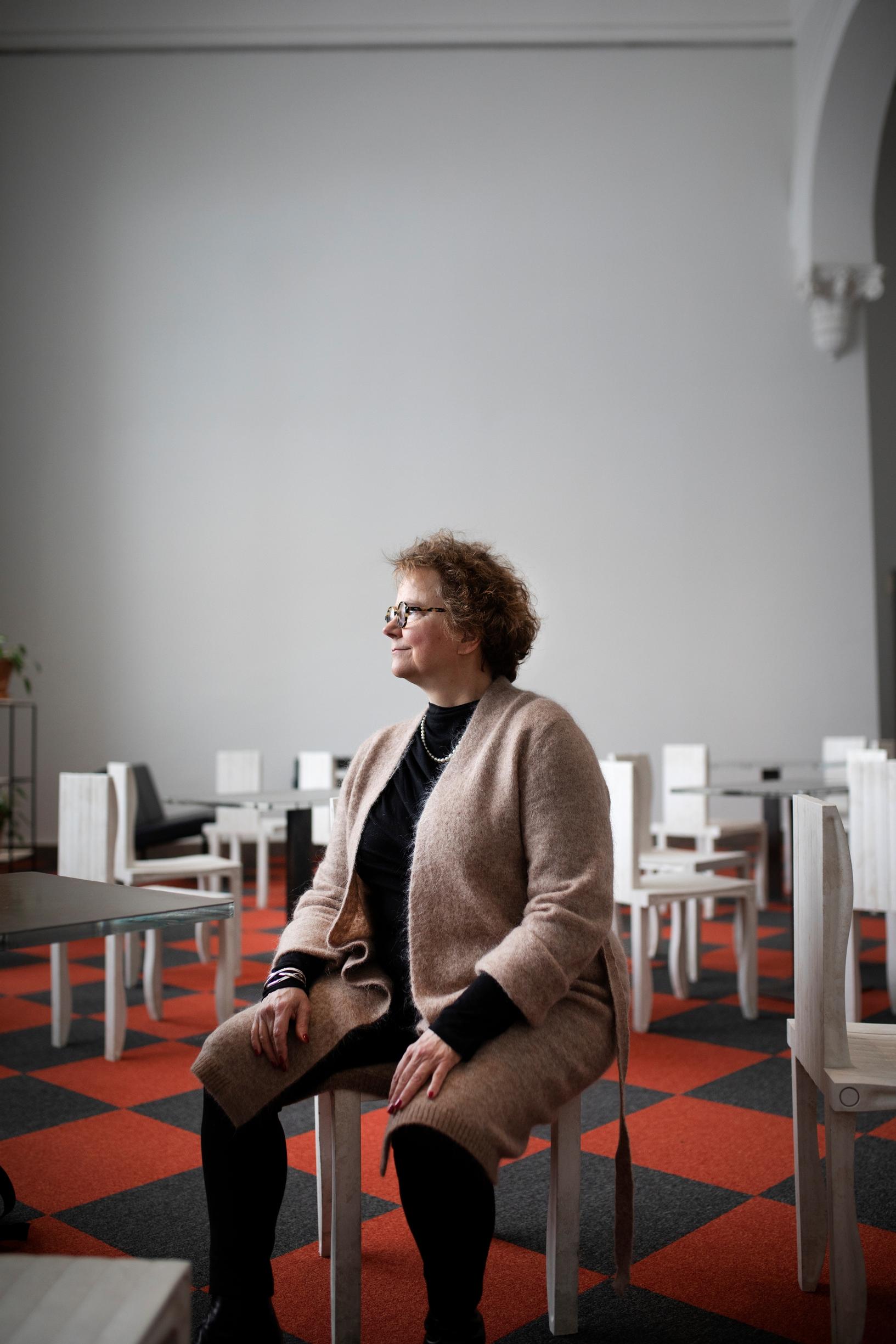 Laura Kolbe kaipaa suomalaiseen kulttuuriin armollisuutta, mahdollisuutta ripittäytyä. Itse hän pyrkii siihen, ettei mitään tarvitse hävetä. ”Kaikesta mitä teen ja olen pitää voida puhua.”