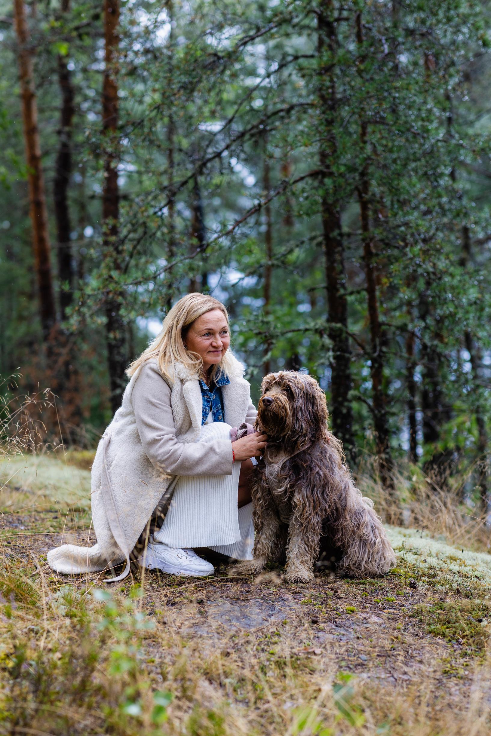 ”Ensimmäiset viikot tunsin kulkevani käsi kädessä Natalian kanssa koiran talutushihna toisessa kädessä”, Sari kertoo.