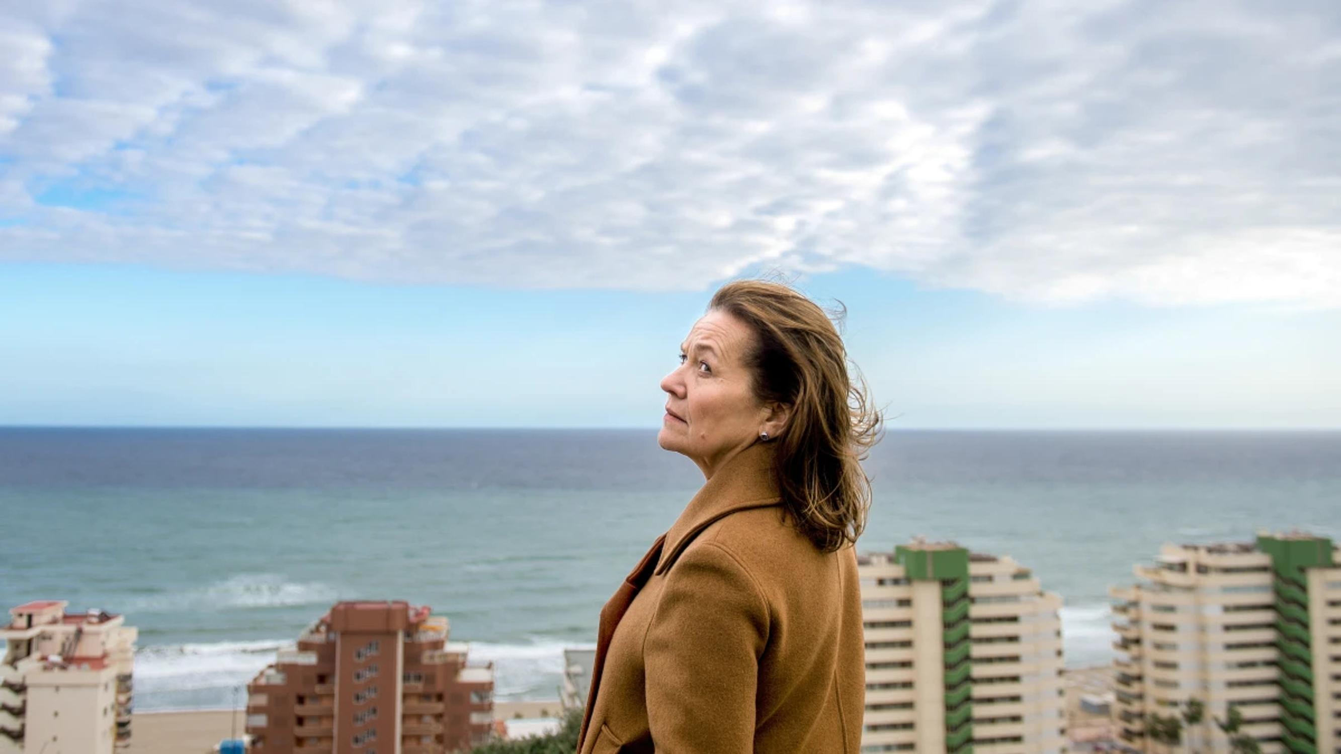 Paratiisin päähenkilö on eläkeikää lähestyvä nainen, rikosetsivä Hilkka Mäntymäki.