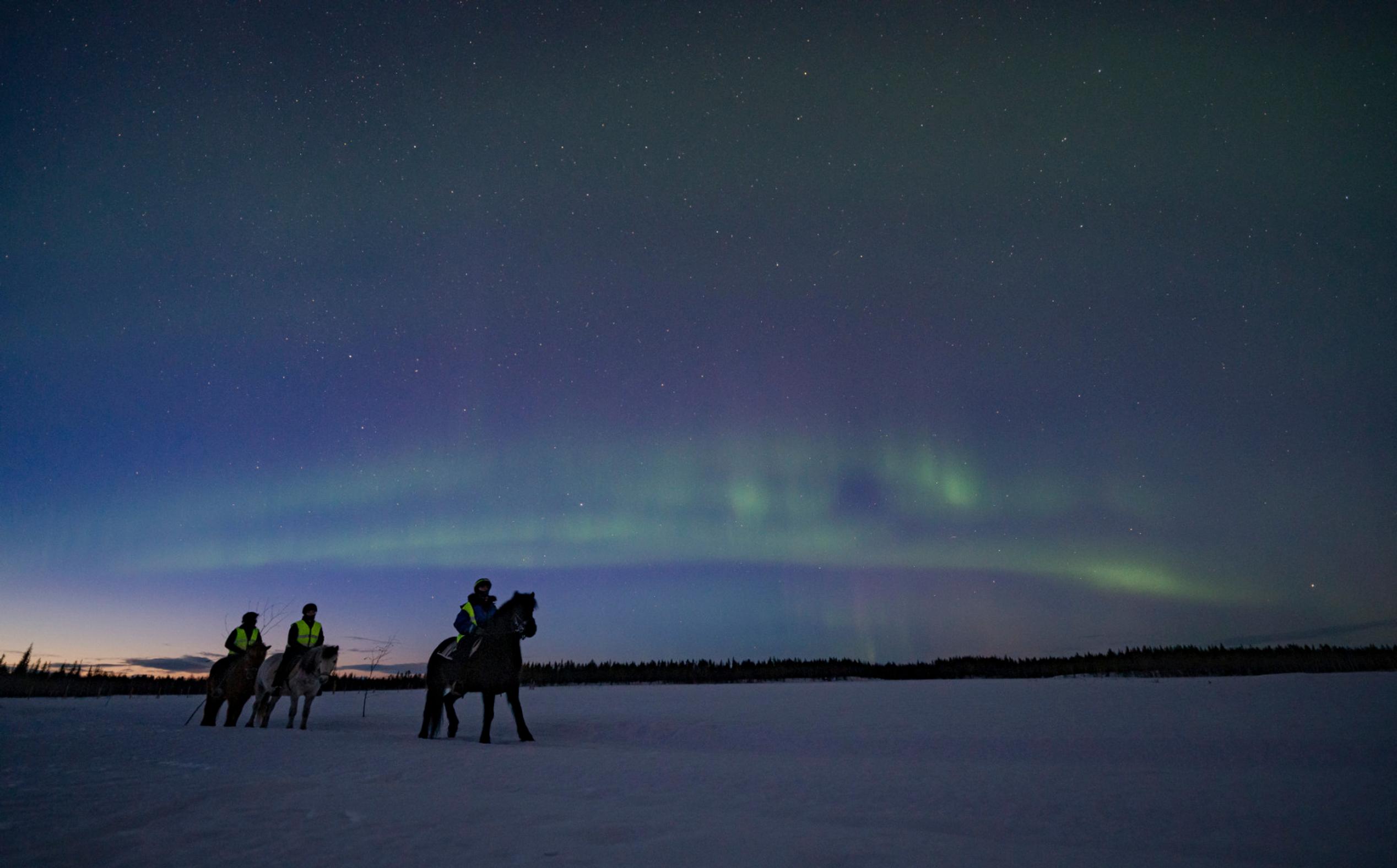 Ratsastajia revontulien alla