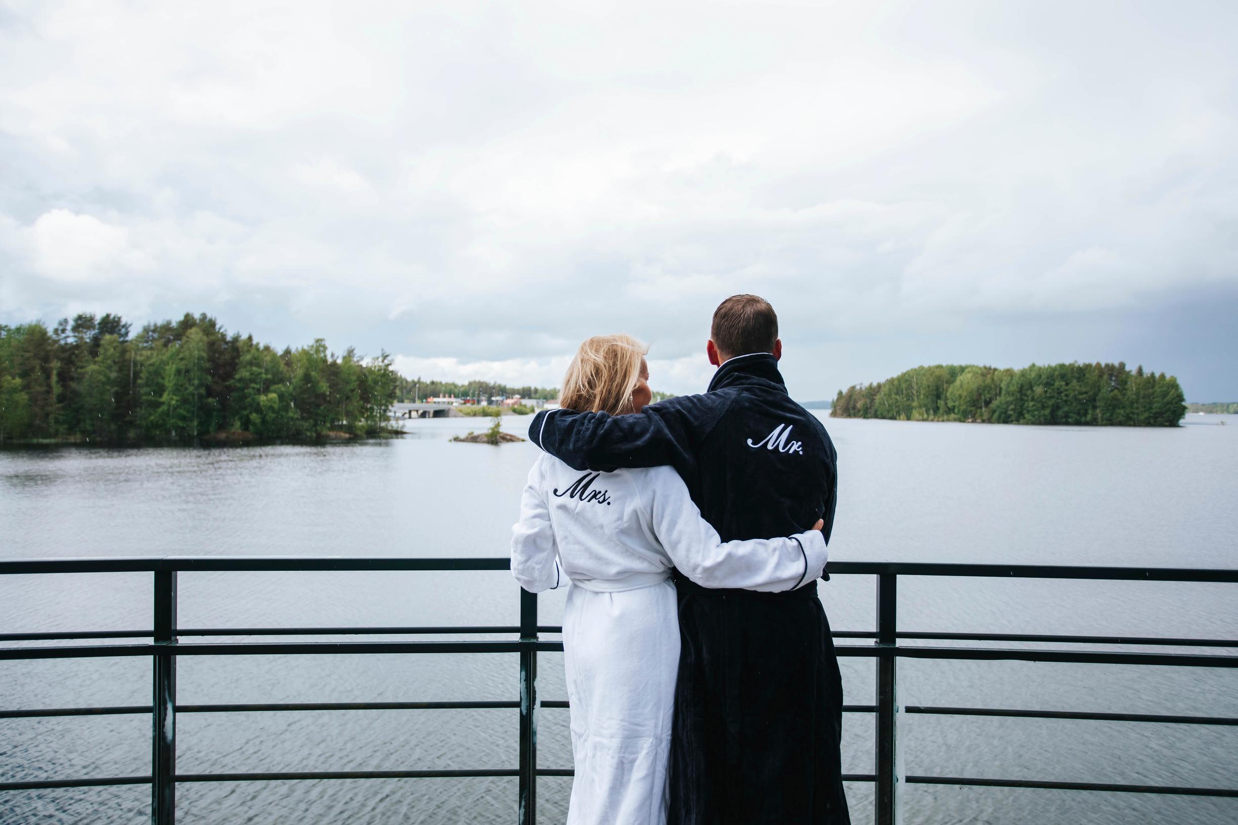 Liisa ja Jarmo saivat häälahjaksi kylpytakit mennessään naimisiin uutenavuotena. Alakerran terassilta kulkevat portaat rantaan.