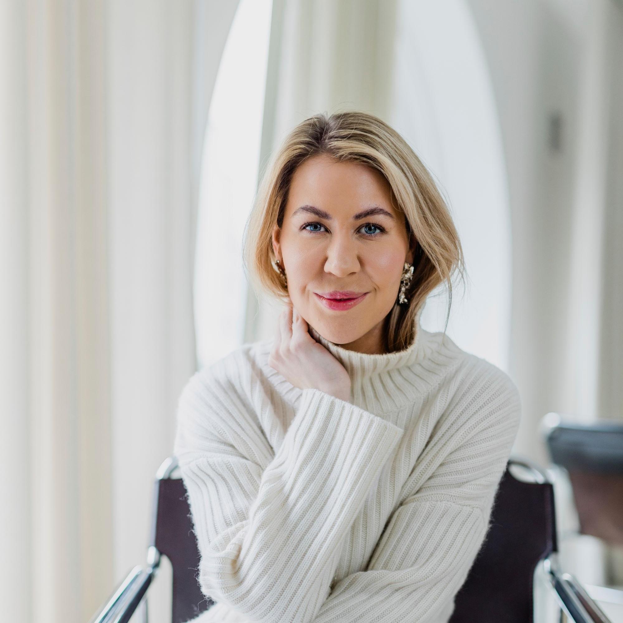 Nuorena Alexa Dagmar hankki uuden vaatteen jokaisiin bileisiin – nykyisin hän vannoo lainaamisen nimeen ja perusti vaatekaapin airbnb:n 