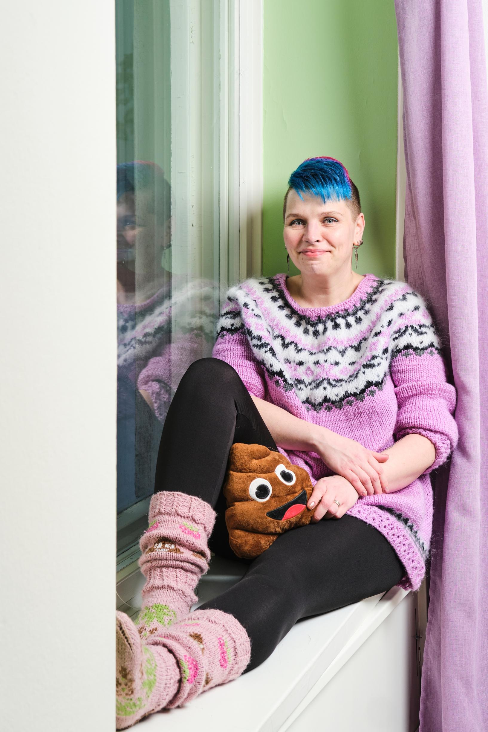 Heidi Hassinen, 40, on kärsinyt ärtyvän suolen oireyhtymästä yli 20 vuotta. Tyrjänsaaressa asuvan lähihoitajan perheeseen kuuluvat aviomies, 13- ja 16-vuotiaat lapset, labradorinnoutaja, kissa ja kanoja.