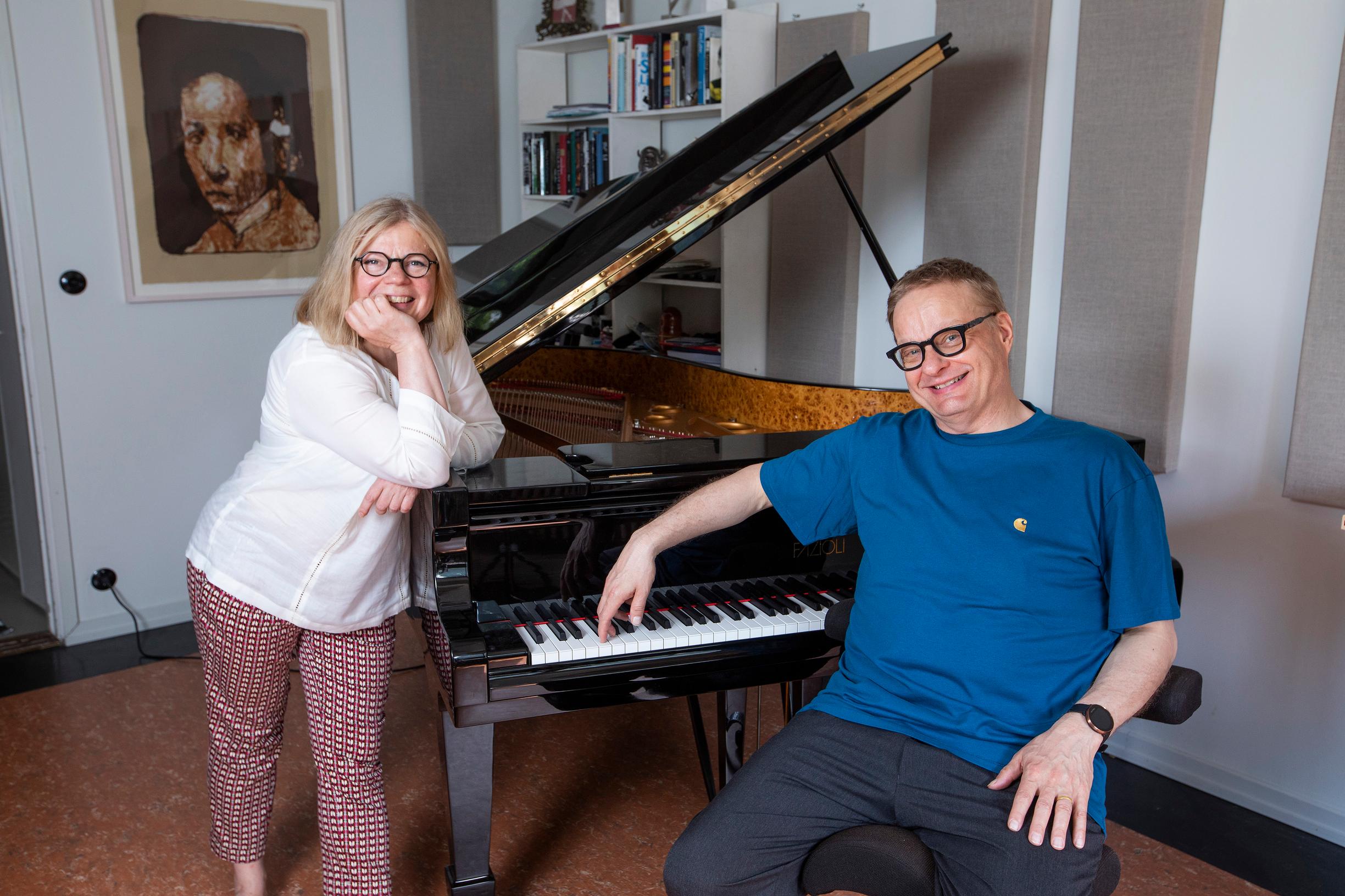 Pianohuone on Iiron valtakunta. Sekin on harkituilla tauluilla sisustettu. Taiteella on asunnossa tilaa hengittää.