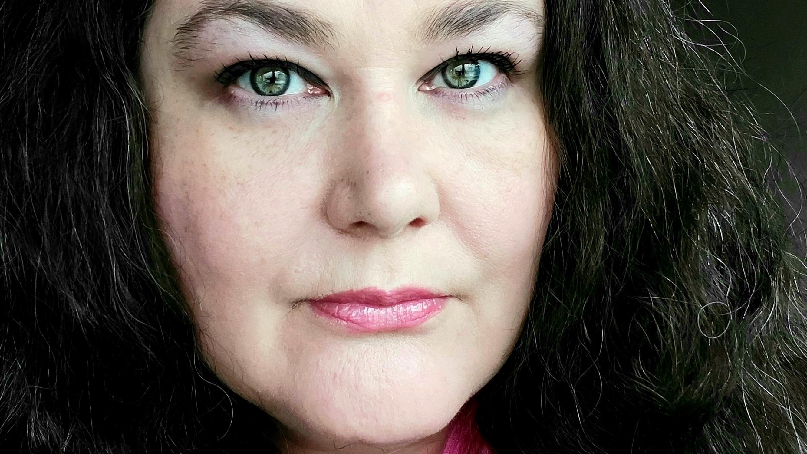 Eron jälkeen Lilithillä oli seksitön kausi, niinpä hän alkoi kirjoittaa eroottisia novelleja nettiin - pian lukijoita oli 30 000