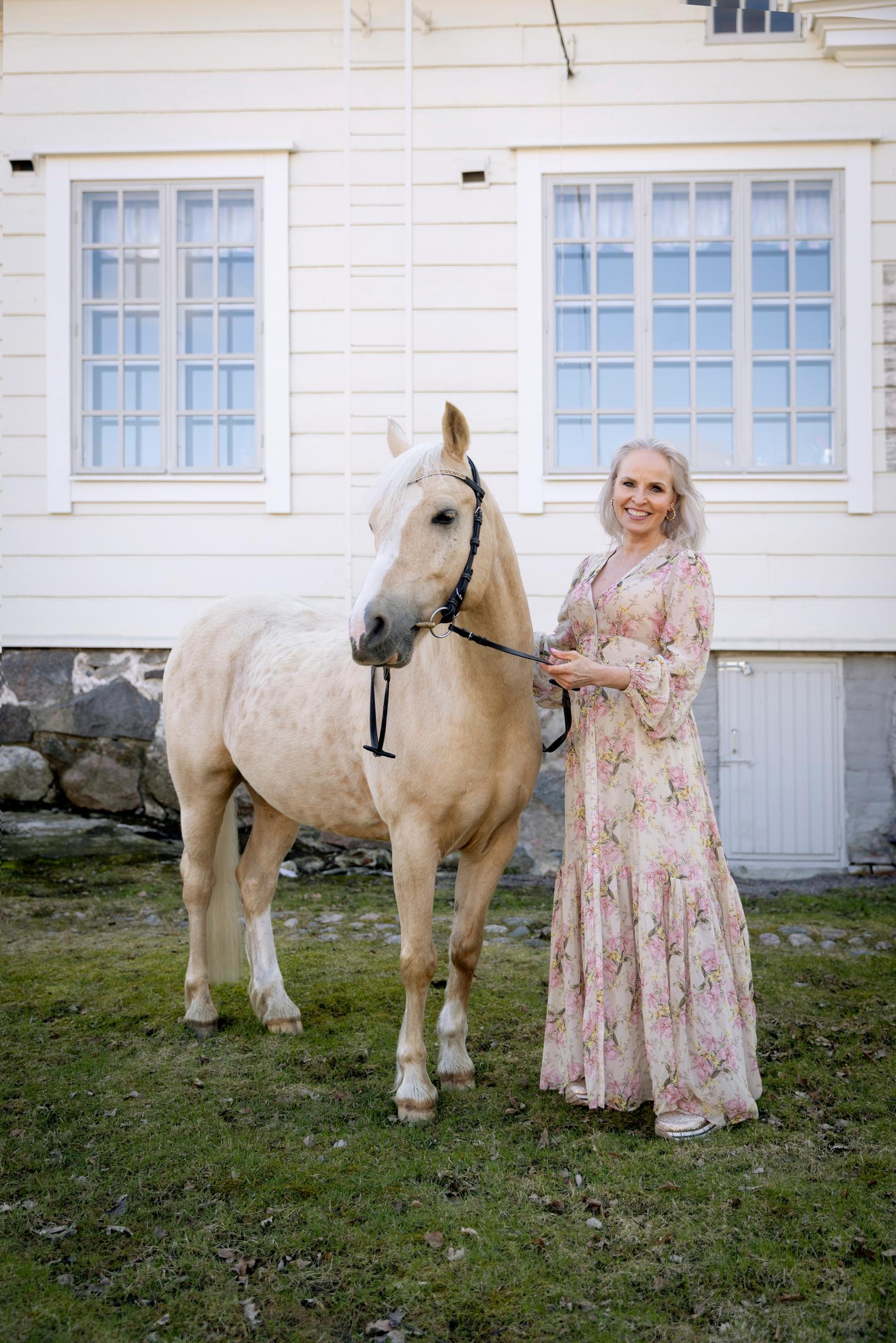 Anna-Elina iloitsee siitä, että äiti ja täti toipuivat onnettomuudesta ja pärjäävät kotona. Isäänsä hän kaipaa yhä.