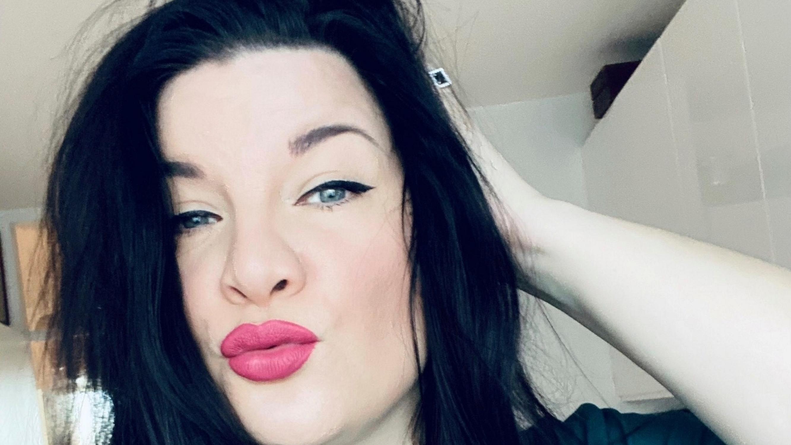 Laulaja Hanna Pakarinen myöntää kokeneensa ulkonäköpaineita, mutta lähinnä sisältäpäin: ”Olen ollut itseni pahin kritisoija”