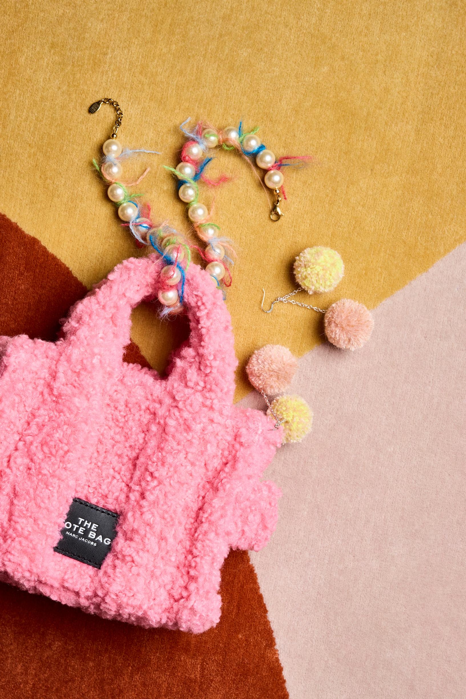 Tekokuituinen laukku irroitettavalla olkahihnalla 235 e, Marc Jacobs / Stockmann. Käsin vintagemohairlangasta ja -muovihelmistä koottu kaulakoru 181,77 e, Karo Koru. Ylijäämälangoista tehdyt korvakorut 32 e, Anniliina.S.