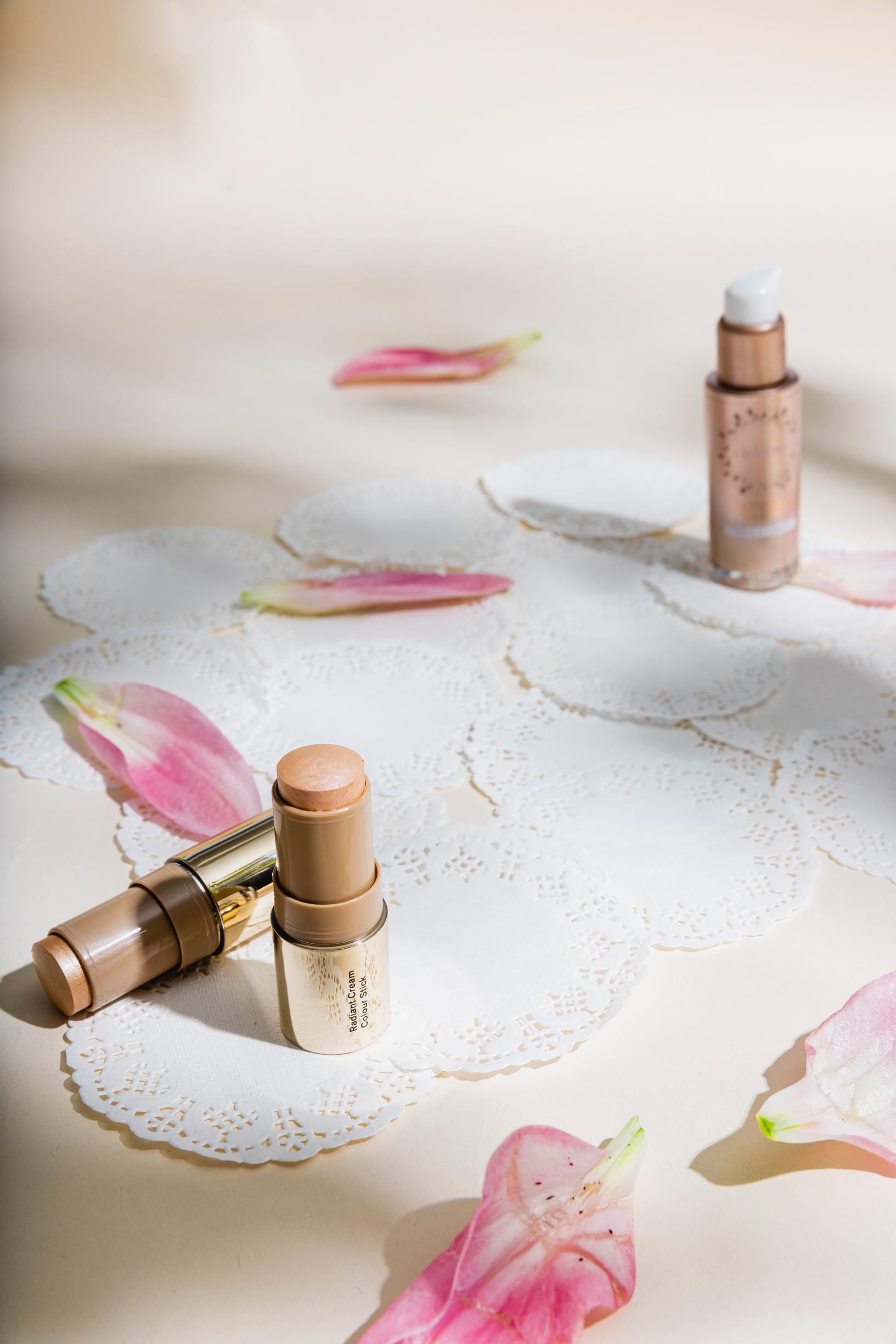 Vuoden paras meikkivoide: Lumene Natural Glow Heleyttävä Meikkivoide SK20 19,90 e. Vuoden paras korostaja: BeautyAct Radiant Cream Colour Stick Highlighter, sävyt Infinity ja Moonlight, 19,90 e.