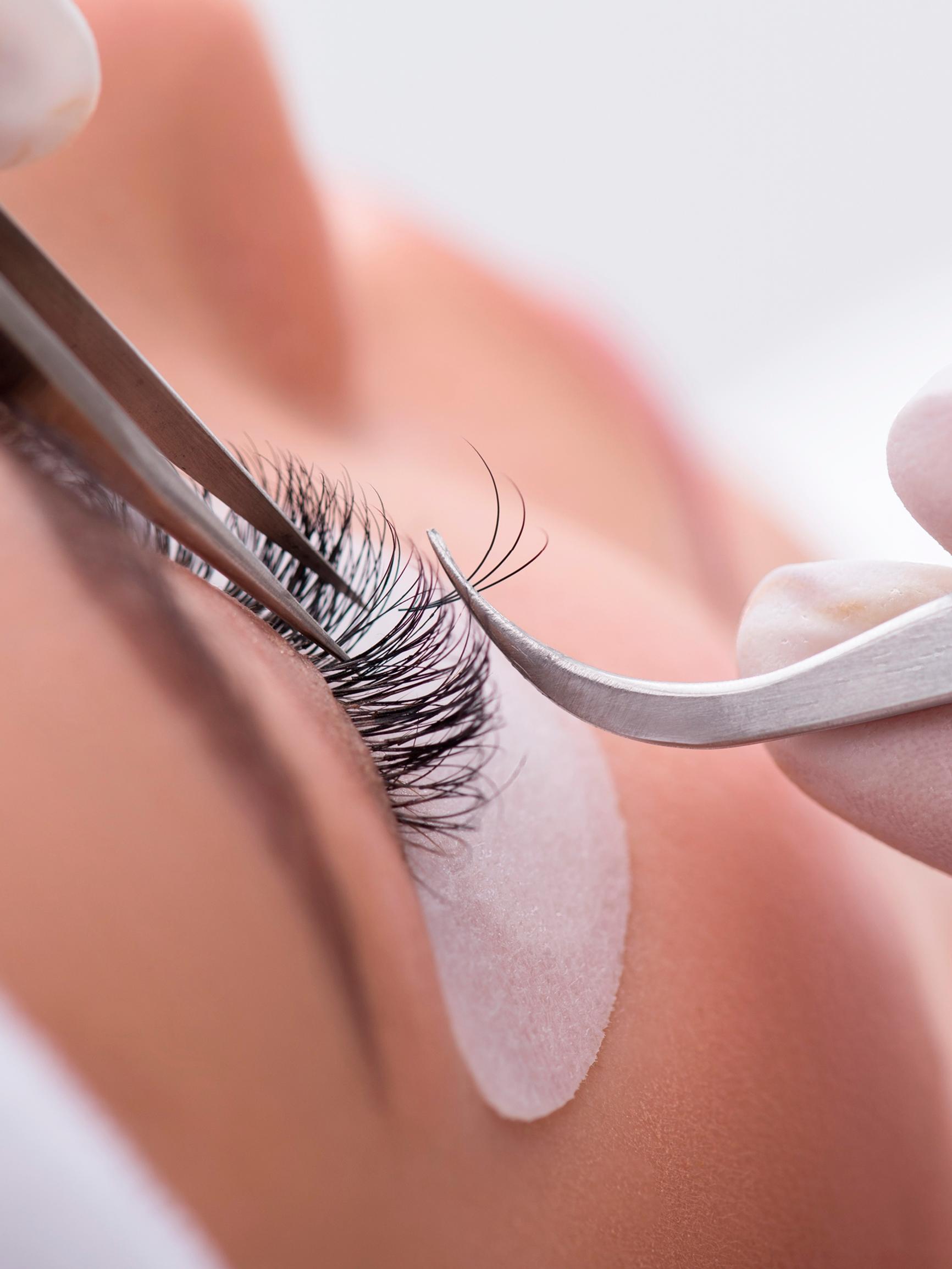 Jos harkitset ripsienpidennyksiä, ole tarkkana yhdessä asiassa – uusi tekniikka sopii myös herkille silmille