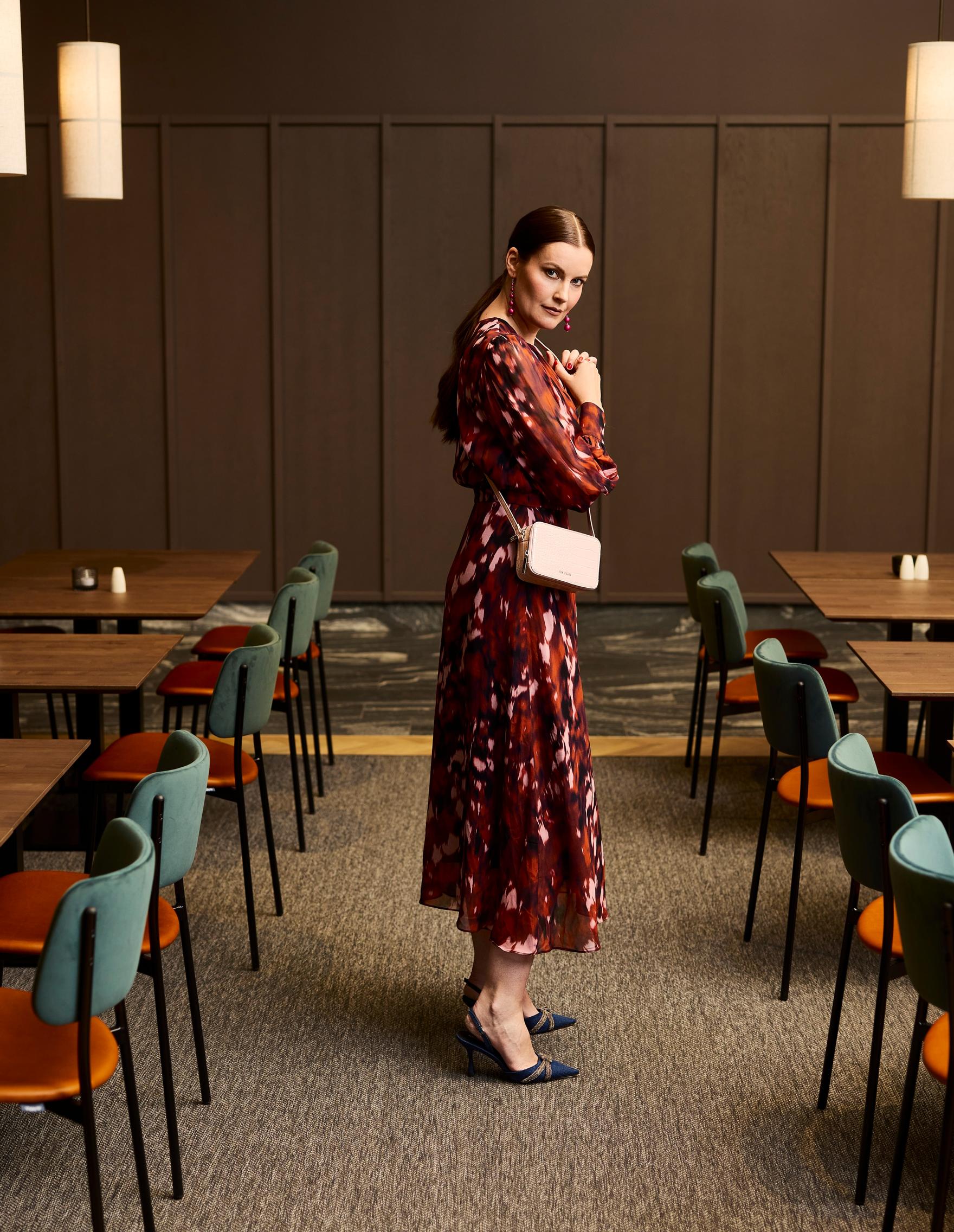 Mekko, 239,90 e, Ril´s. Korvakorut 59 e, Linda Toye. Olkalaukku 119,90 e, Ted Baker. Denimkankaiset sling back -avokkaat 280 e, Valkoinen Elefantti.