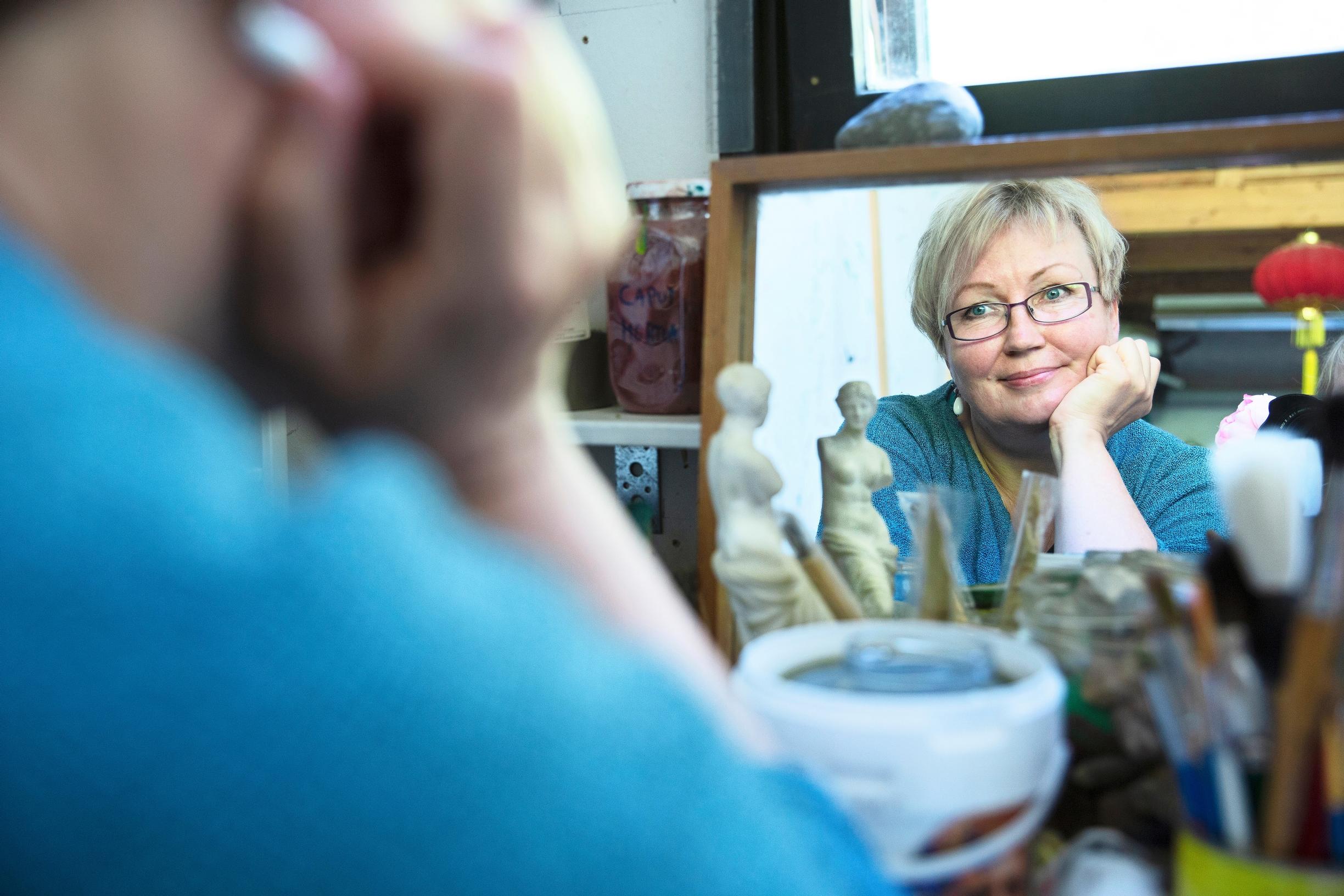 Outi Liusvaara on käsitellyt taustaansa vuosien kuluessa monien läheistensä kanssa. ”Emotionaalinen myrsky oli käytävä läpi yhdessä”, hän kuvailee.