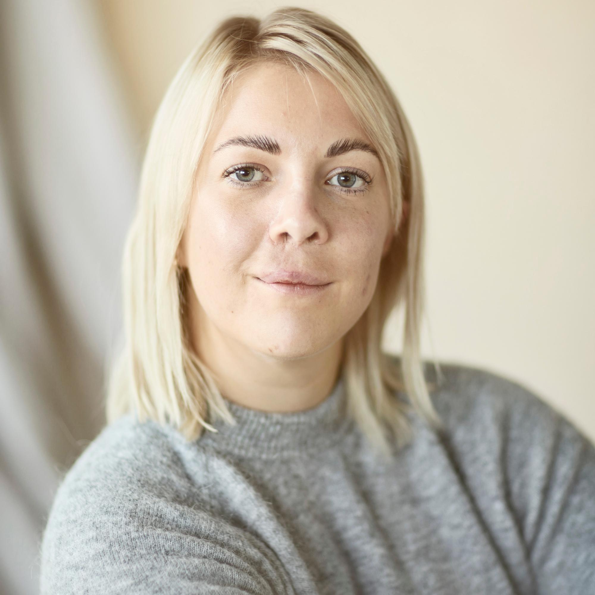 ”Teini-ikäisenä huusin vanhemmilleni, että synnytitte ruman lapsen” – suuren leikkauksen jälkeen Johanna tiesi, mitä haluaa tehdä työkseen