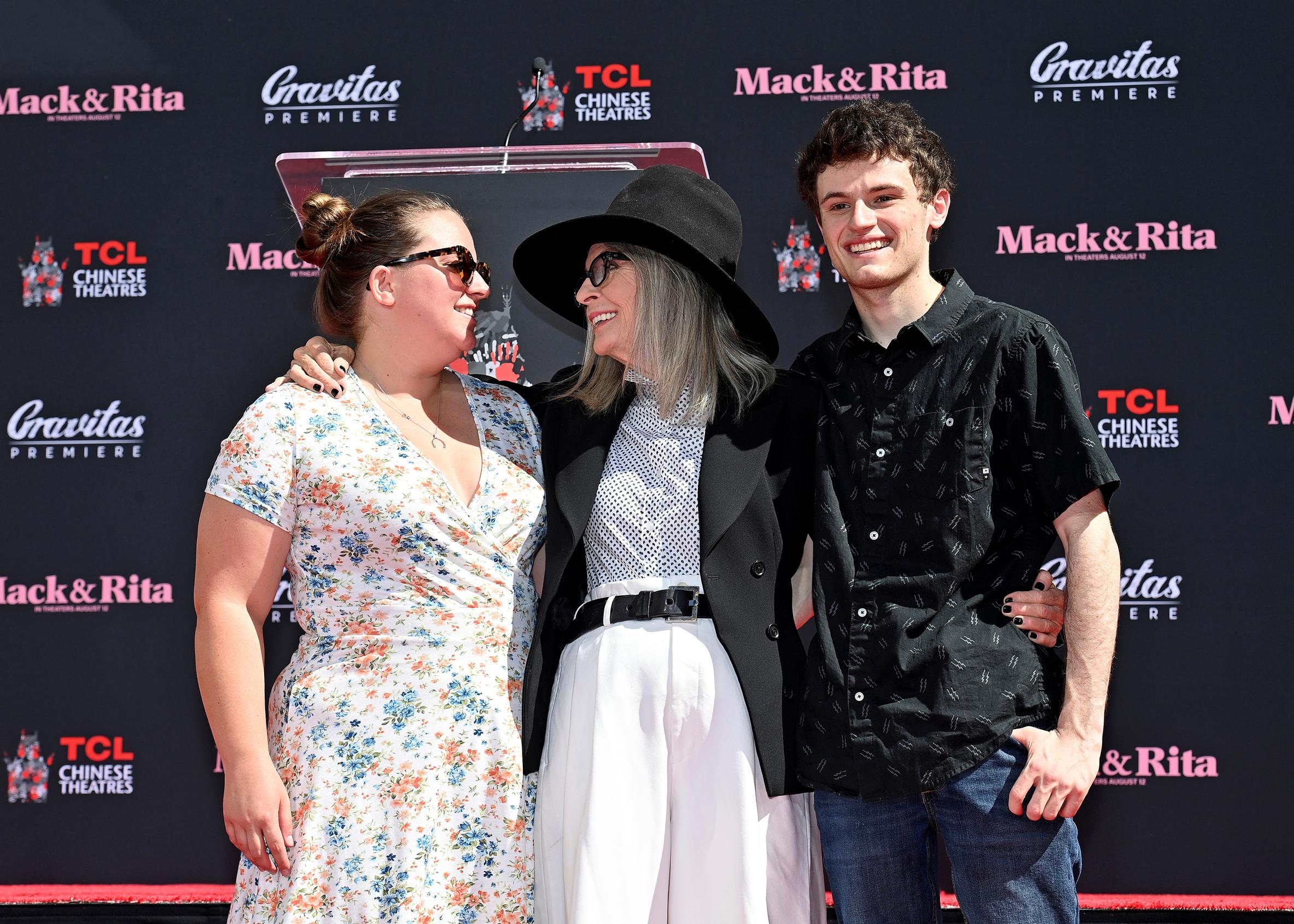 Dianen pitkää uraa kunnioitettiin toissakesänä Hollywoodissa, kun hänen kämmentensä ja jalkapohjiensa jäljet ikuistettiin sementtiin kiinalaisen teatterin edustalla. Mukana juhlivat tytär Dexter ja poika Duke.