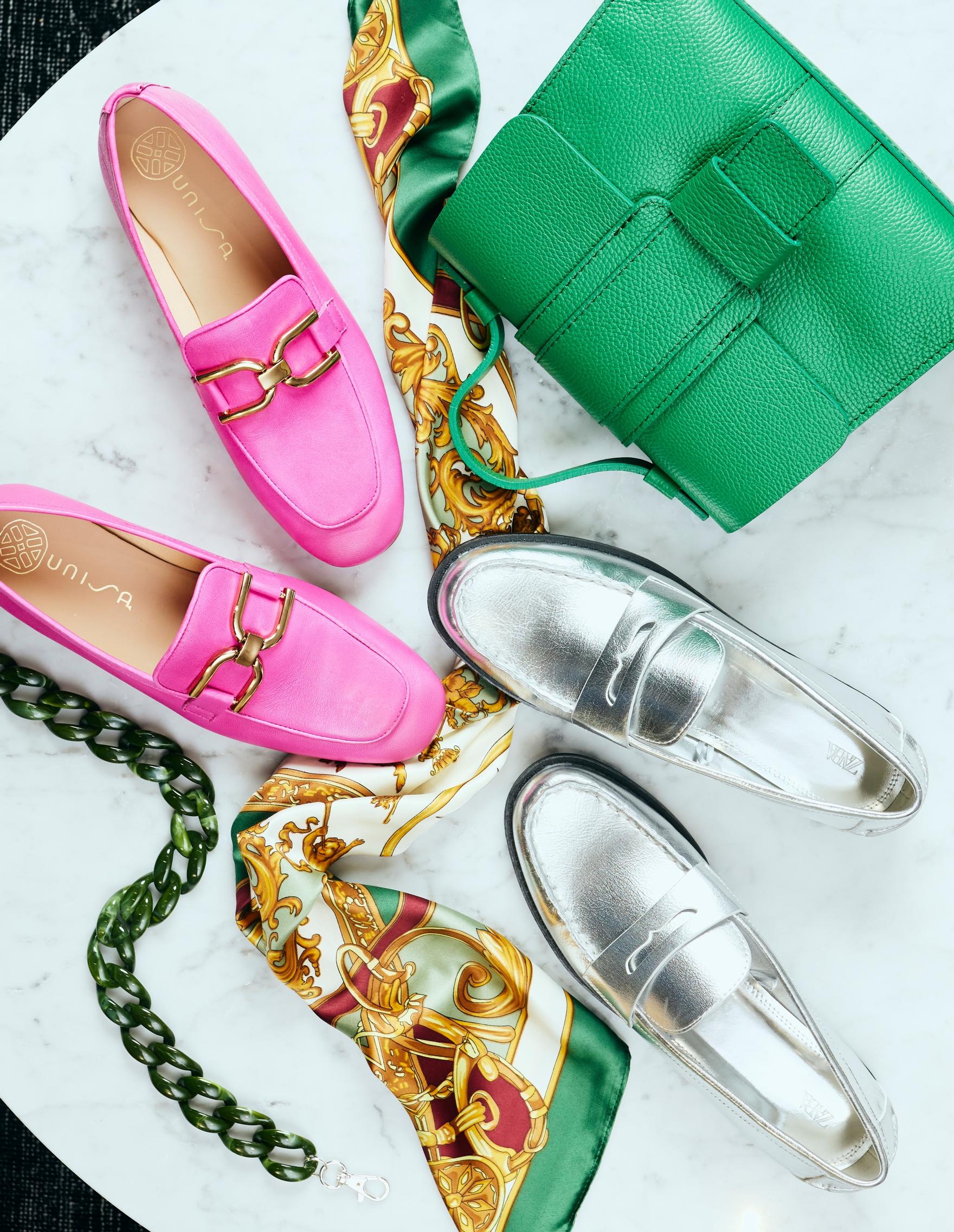 Pinkit loaferit 129,90 e, Unisa. Huivi 13 e, Mango. Laukku 129 e, Latalia. Hopeiset loaferit 40 e, Zara. Kaulaketju 15 e, Lindex.