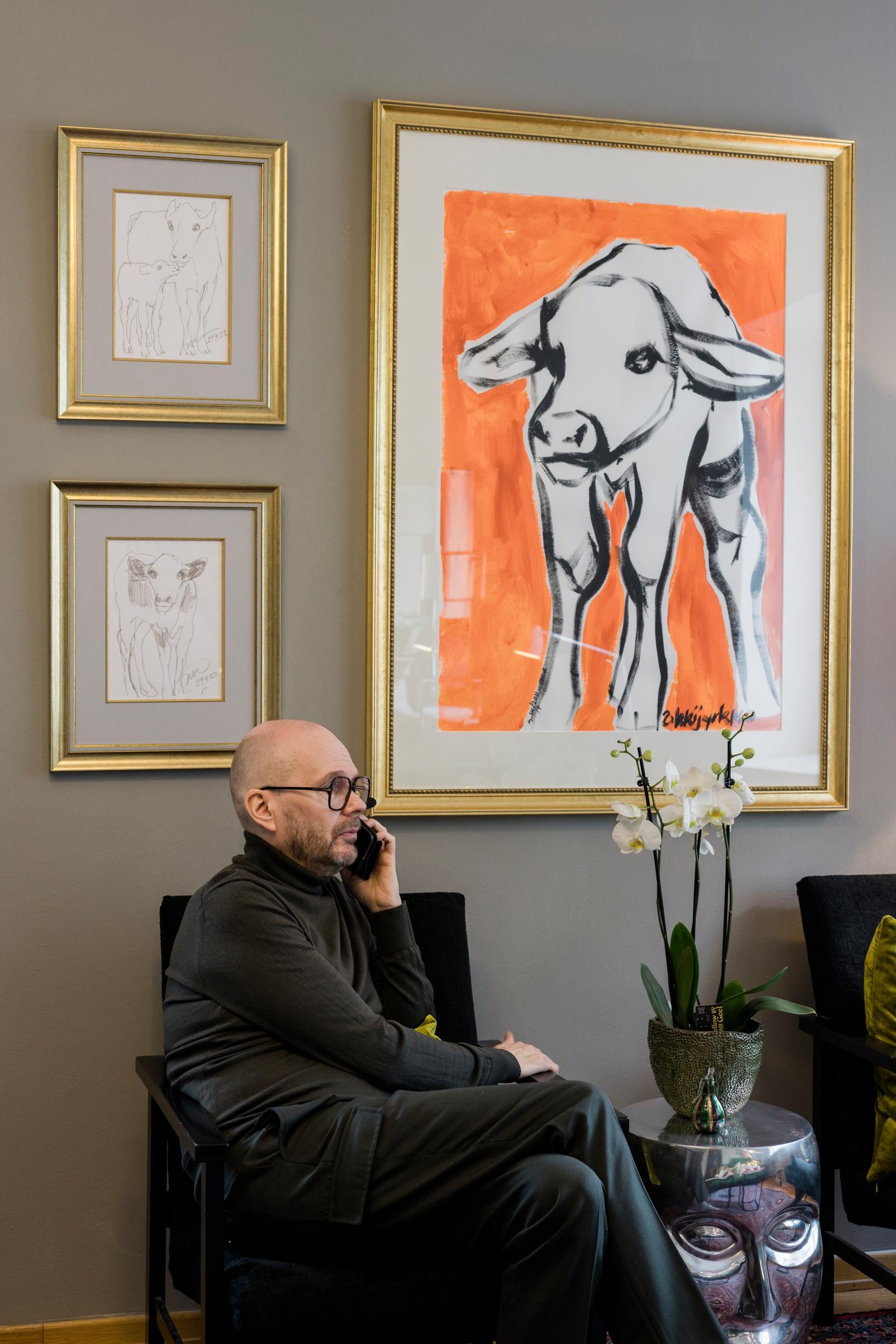 Miina Äkkijyrkän oranssi työ antaa voimaa Lalli Savolaiselle. Mustat nojatuolit ovat huutokaupasta. Lalli on maalannut ja verhoiluttanut ne.