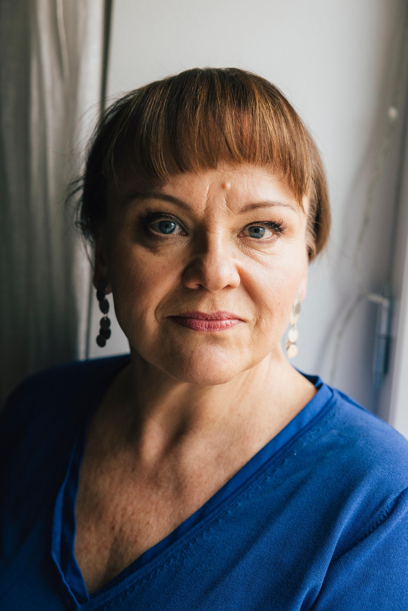 Freelancer Anna-Leena on Keski-Uudenmaan teatterin luottonäyttelijöitä. Valtiotieteitä opiskeleva Stella työskentelee siellä ajoittain asiakaspalvelussa.