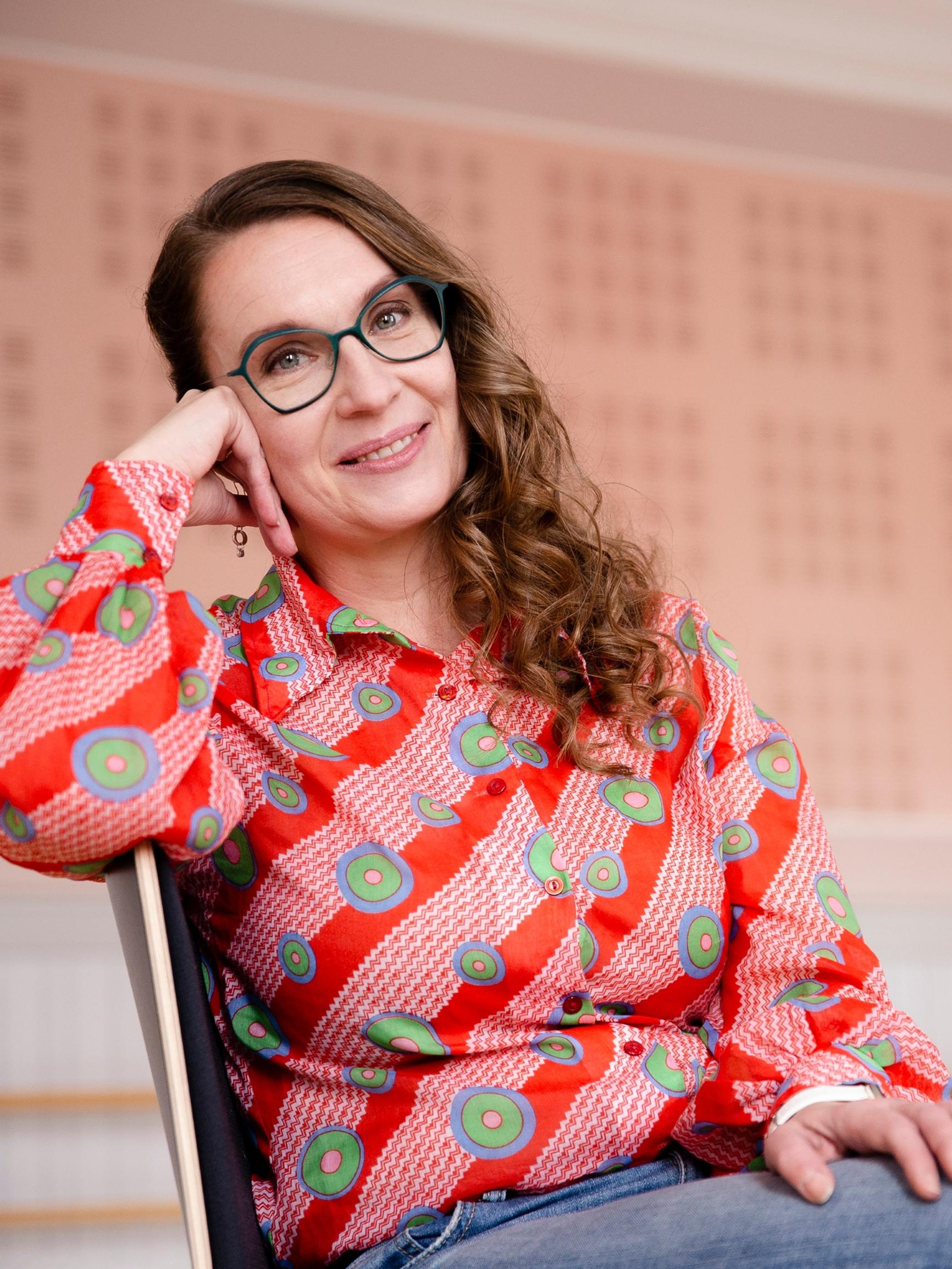 Taru Hallikaisen mielestä henkisyyden ei tarvitse olla liian vakavaa, siksi hän välillä rukoilee ja välillä tutkii netistä voimaeläimiä: ”Se tuo hauskuutta elämään”