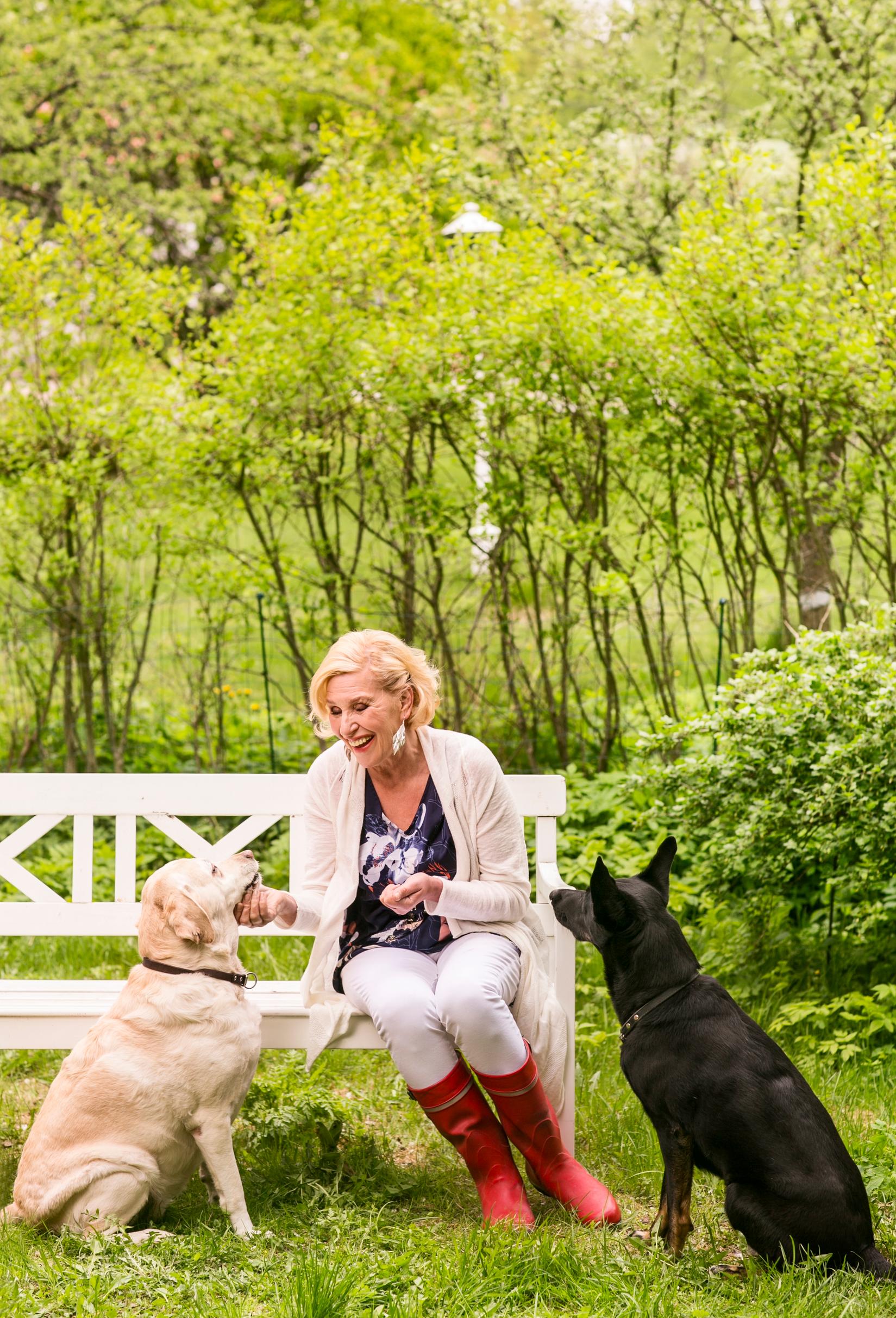 Eija Vilpas asuu metsän reunassa Lime- ja Luna-koiriensa kanssa. Perheeseen kuuluu myös Nekku-kissa.