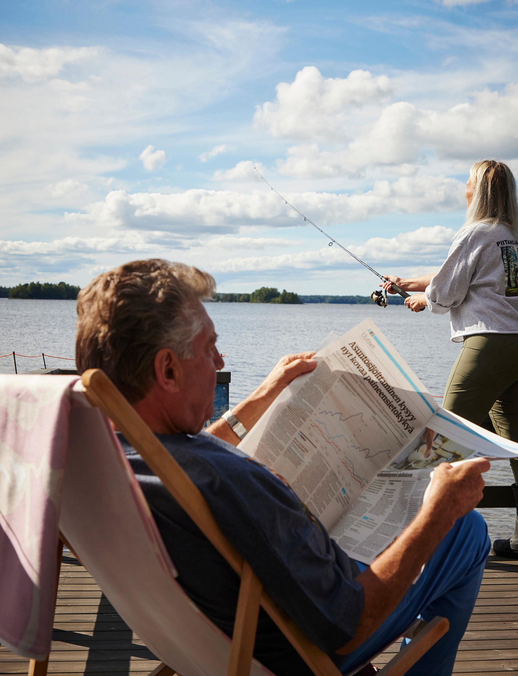 Johanna on aloittanut uudelleen nuoruuden harrastuksensa kalastuksen. Puolison heitellessä siimaa Reijo keskittyy lukemiseen.