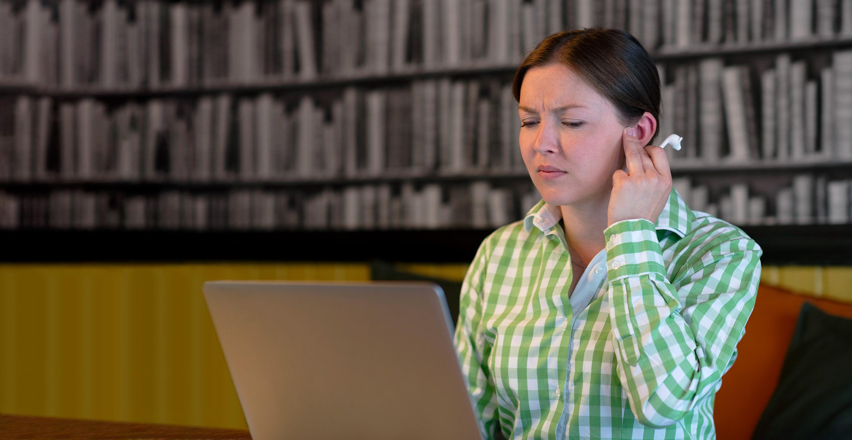 Käytätkö päivittäin nappikuulokkeita? Vältä korvakäytävän tulehdus näillä vinkeillä