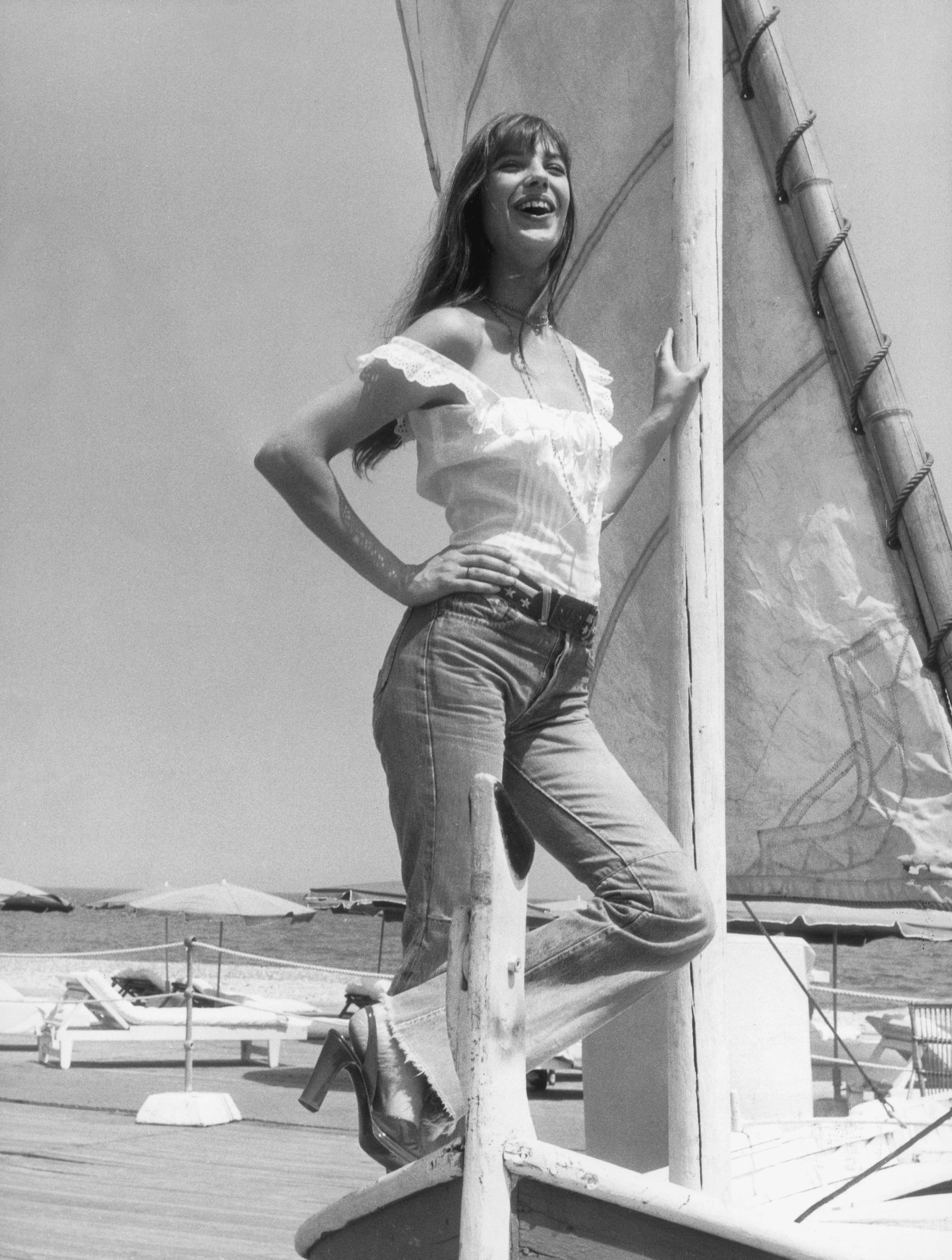 Jane Birkin veneen kyydissä.