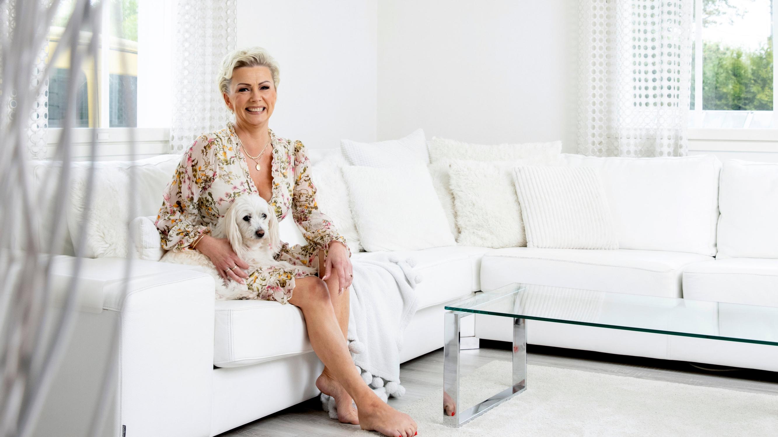 Helena Ahti-Hallberg esittelee vitivalkoisen kotinsa: ”Vanhassa talossa ja liitossa on paljon samaa”