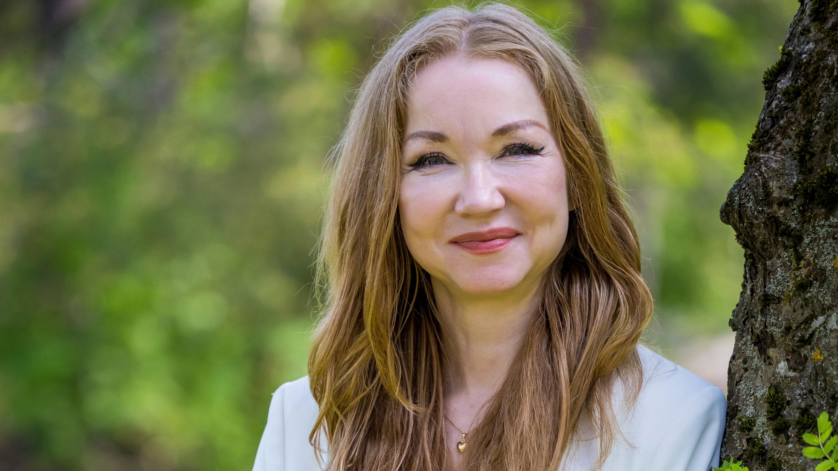 Psykologi Angela Ahola alkoi tutkia pettämistä, kun oma mies jäi kiinni – tällaiset ihmiset saattavat päätyä pettämään